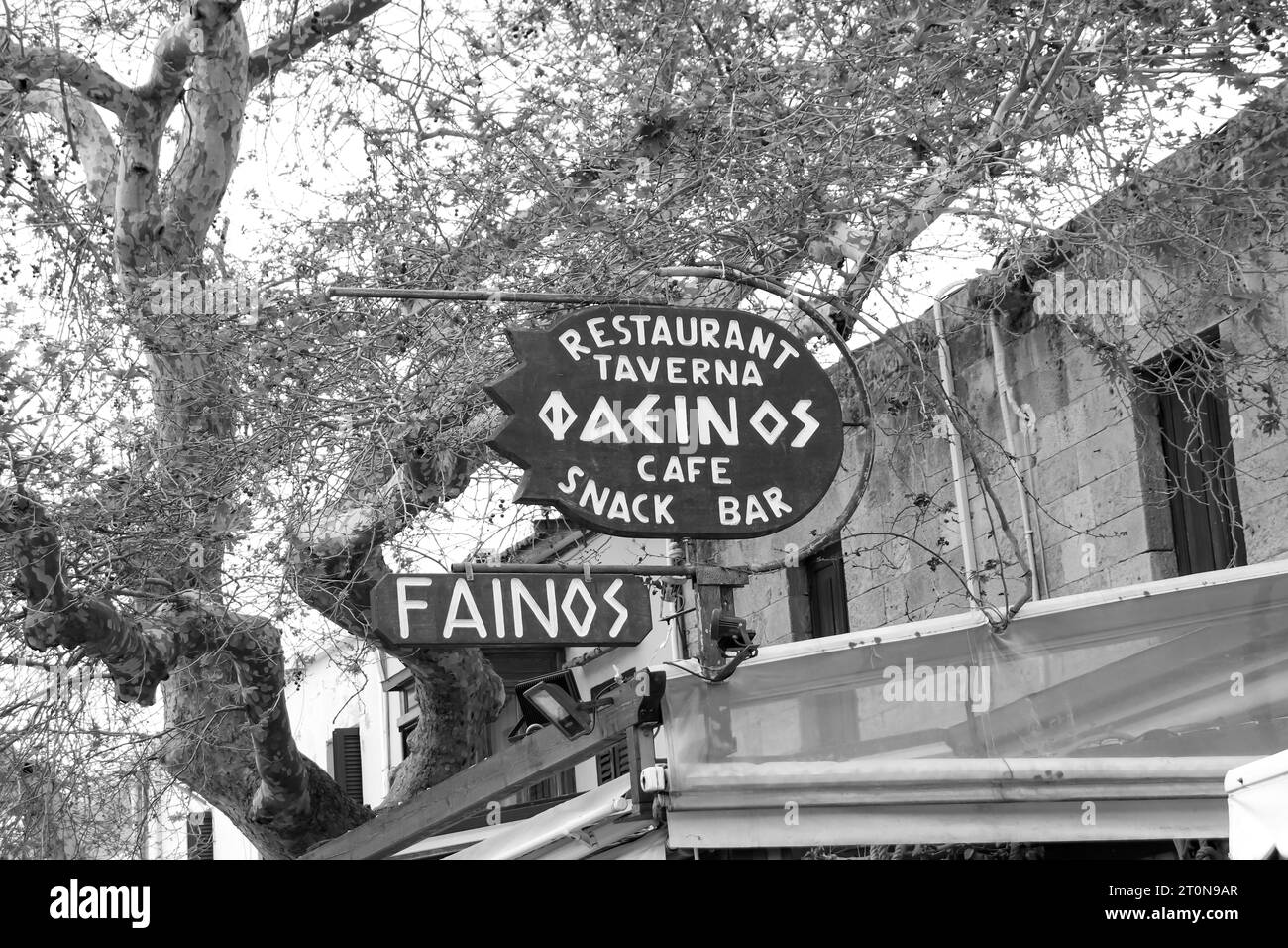 Letrero del restaurante Fainos que sirve comida mediterránea europea en las famosas calles del casco antiguo de Rodas Foto de stock