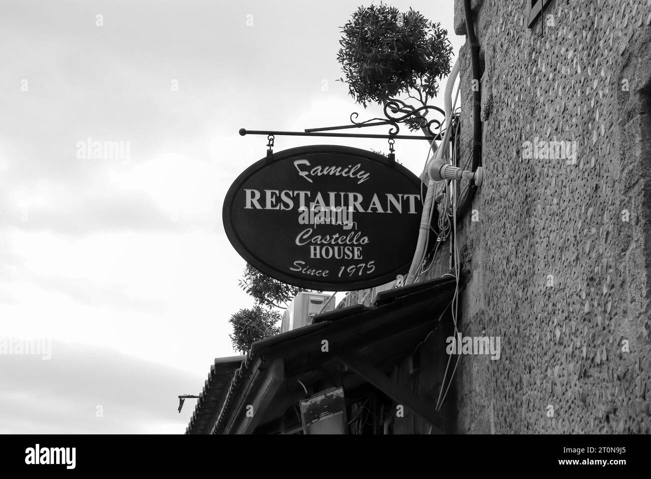 Letrero en blanco y negro del Castello House Restaurant que sirve comida mediterránea europea en las famosas calles del casco antiguo de Rodas Foto de stock