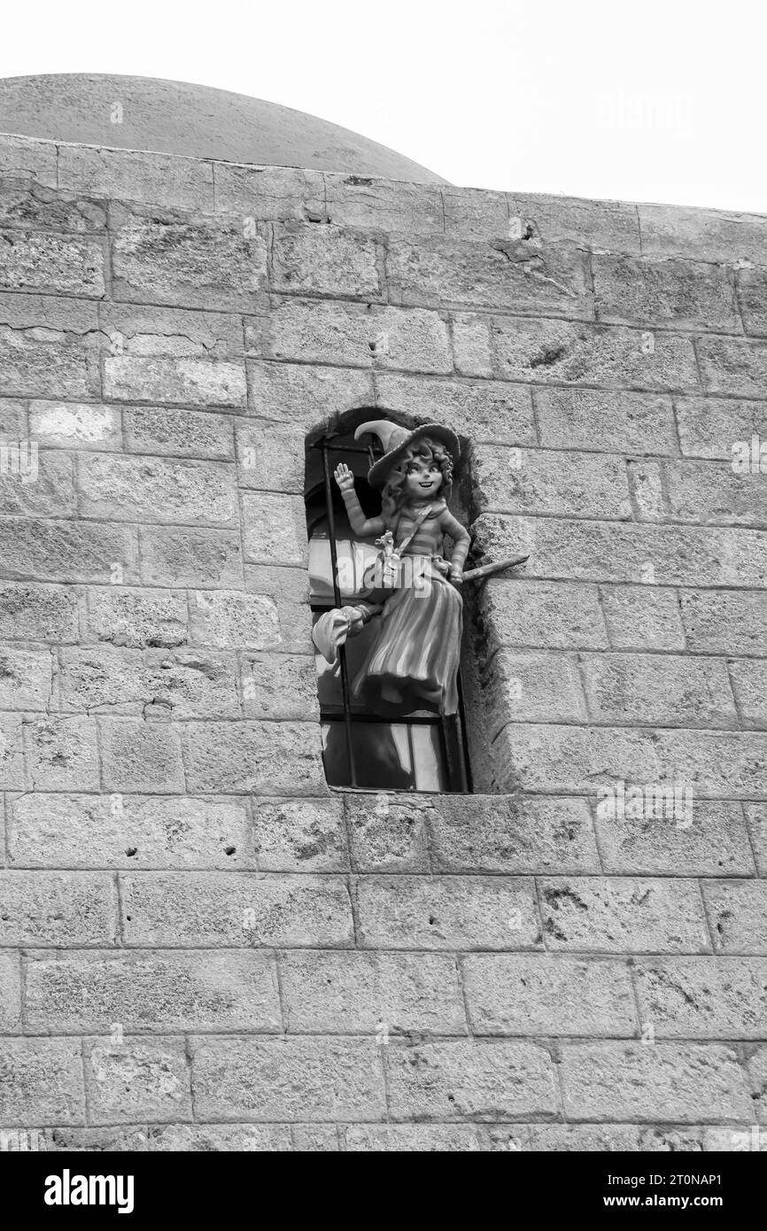Decoración de bruja en blanco y negro en el lado del edificio para Hans and Gretel postres tienda de la cadena de dulces en la ciudad de Rodas, casco antiguo Foto de stock