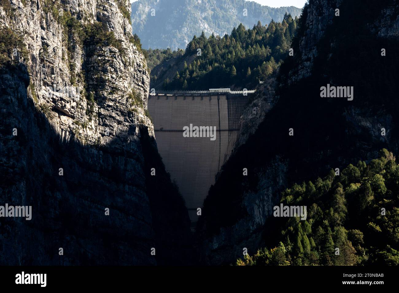 En el desfiladero del torrente Vajont, se muestra la imponente estructura de la presa. Foto de stock