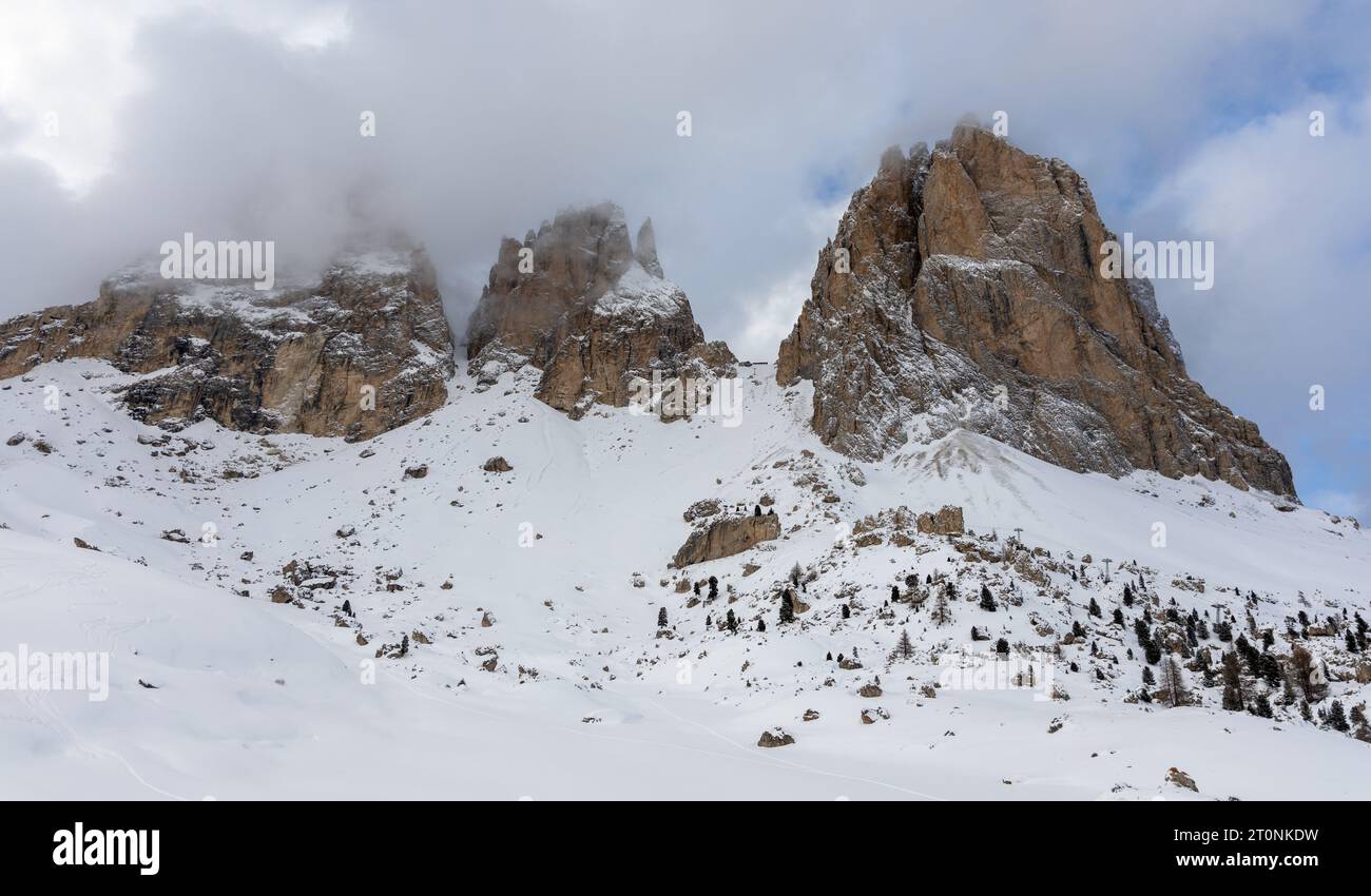 Invierno Italia Montañas Dolomitas cubiertas de nieve. Foto de alta calidad Foto de stock