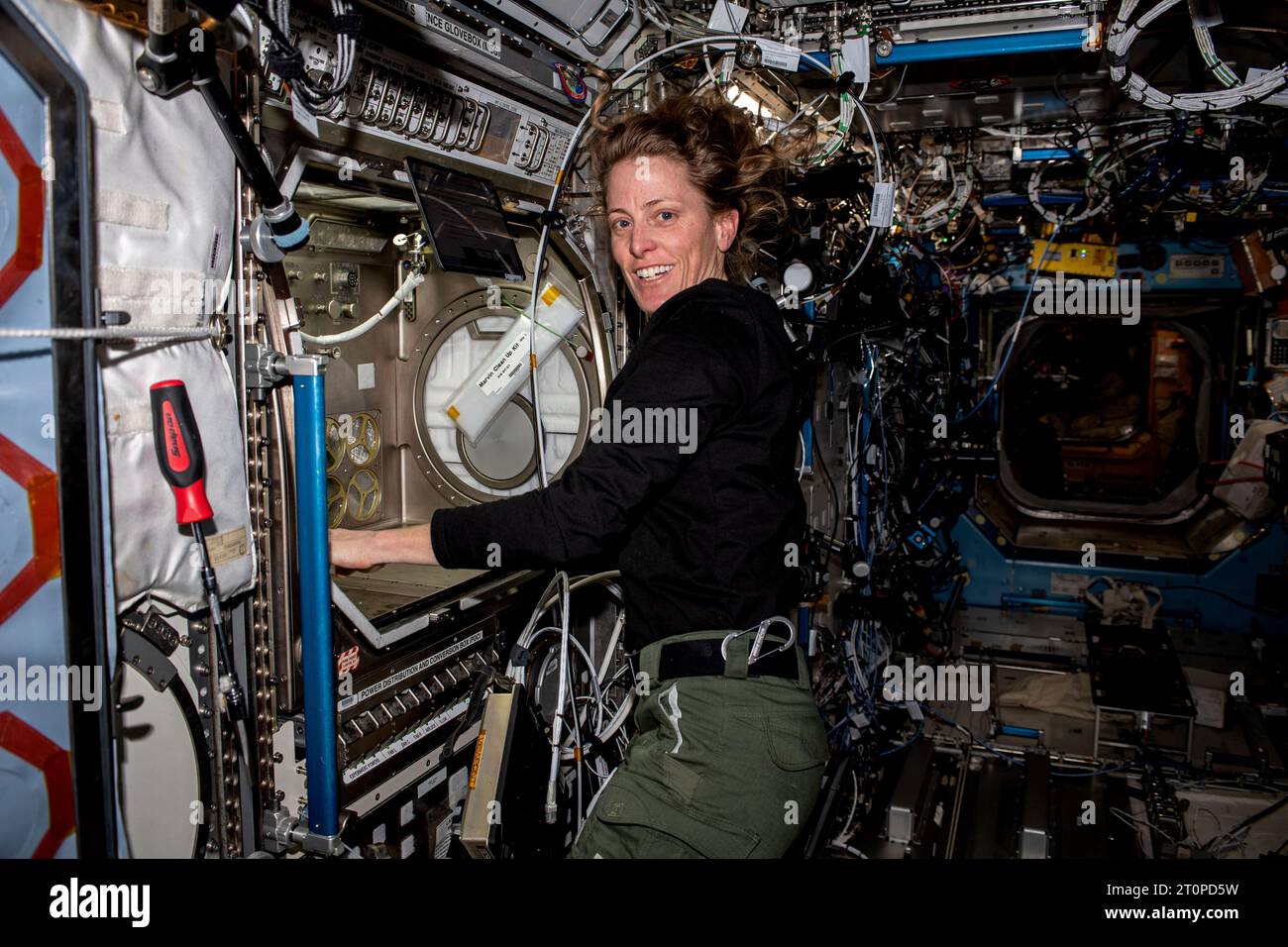 Estación Espacial Internacional, órbita terrestre. 28 de septiembre de 2023. El astronauta de la NASA y el ingeniero de vuelo de la Expedición 70 Loral O'Hara trabaja con la guantera de Microgravity Science, un medio ambiente que los miembros de la tripulación utilizan para manejar materiales peligrosos para varias investigaciones dentro del módulo de laboratorio Destiny a bordo de la Estación Espacial Internacional, el 28 de septiembre de 2023 en órbita terrestre. Crédito: NASA Astronaut/NASA/Alamy Live News Foto de stock