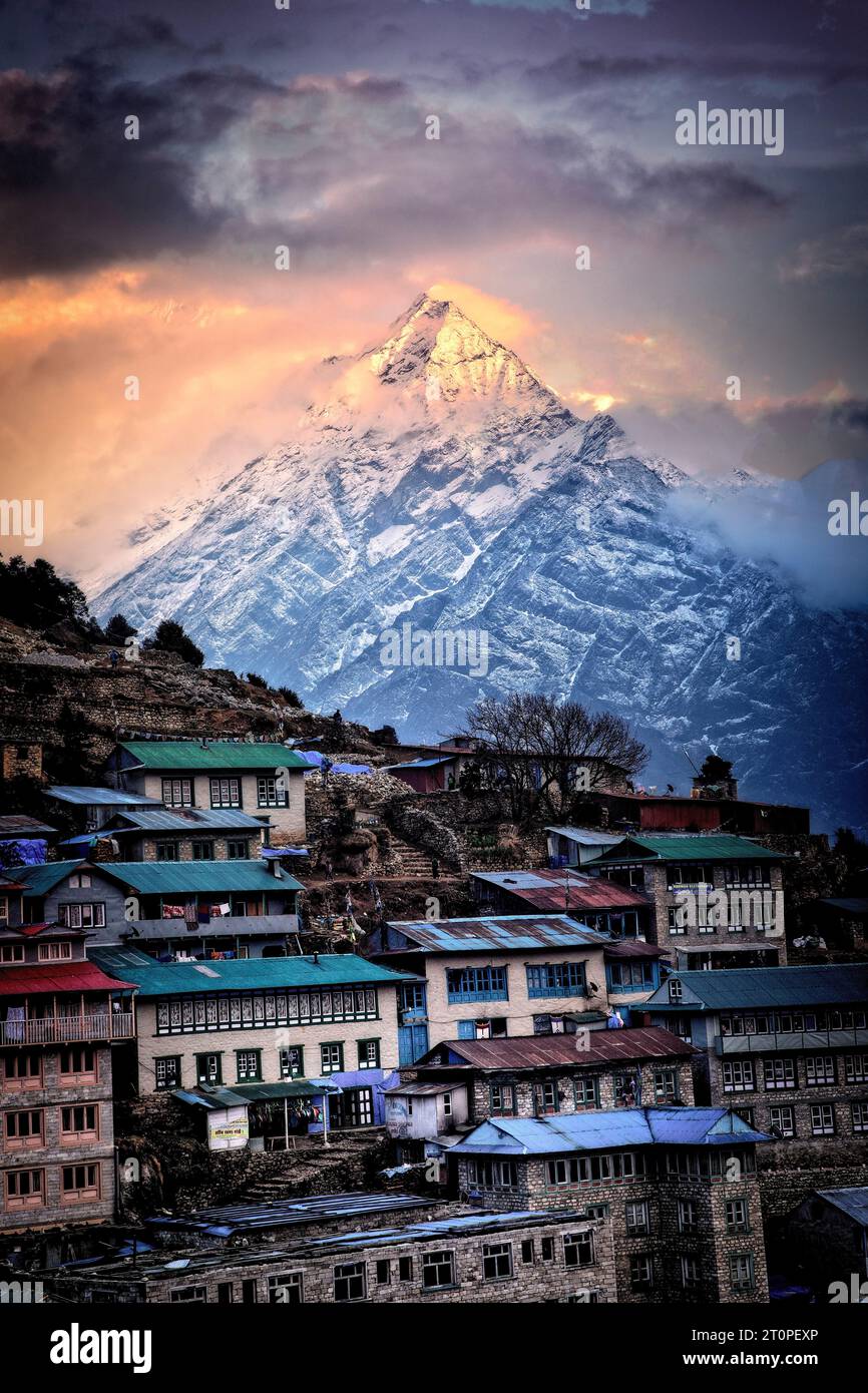 Thamserku (6608 metros) se eleva detrás del pueblo de Namche a lo largo de la caminata del Everest. Foto de stock