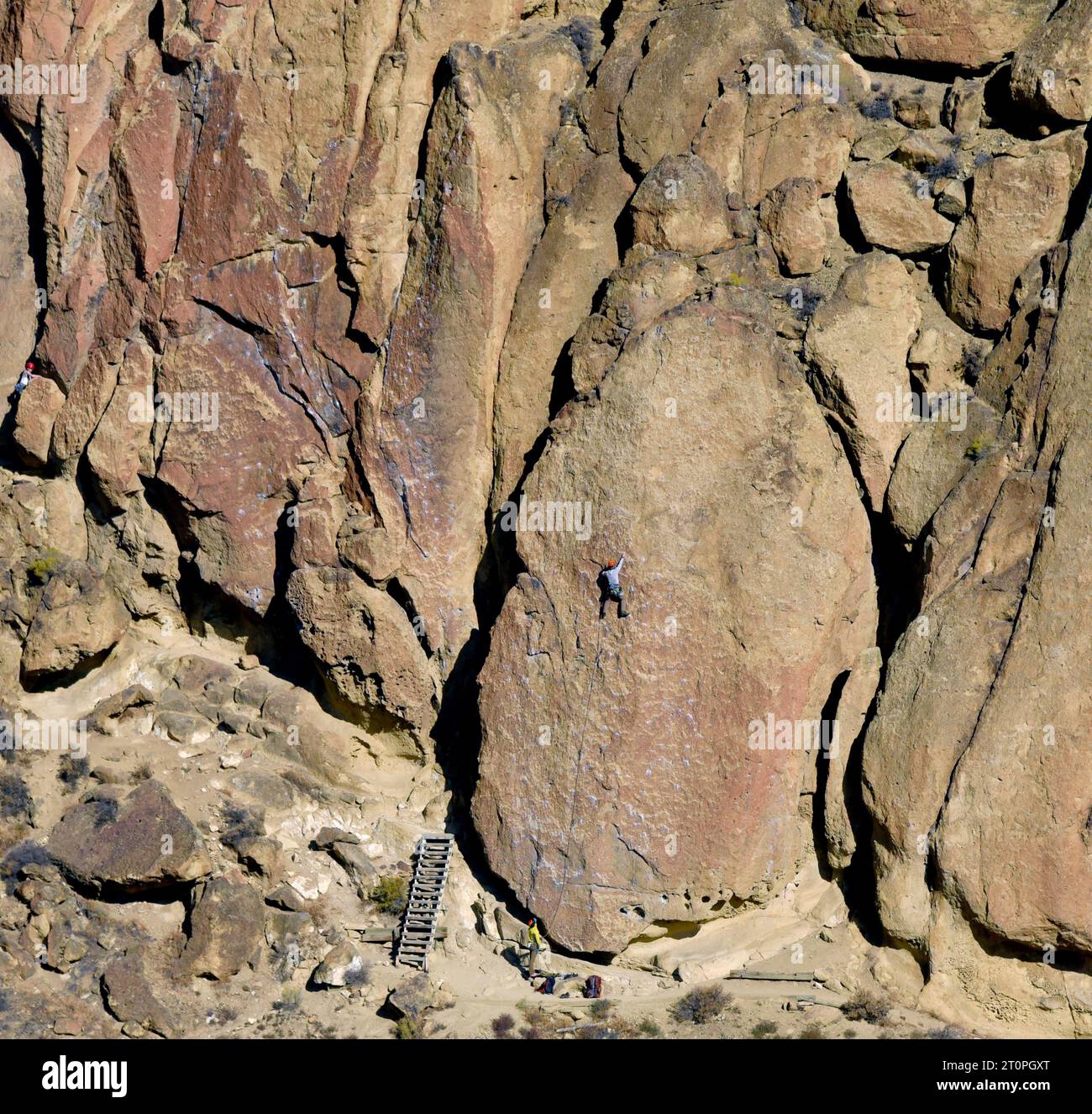 El escalador de montaña se desafía a sí mismo mientras sube las rocas del Smith Rock State Park, en Oregón. Foto de stock