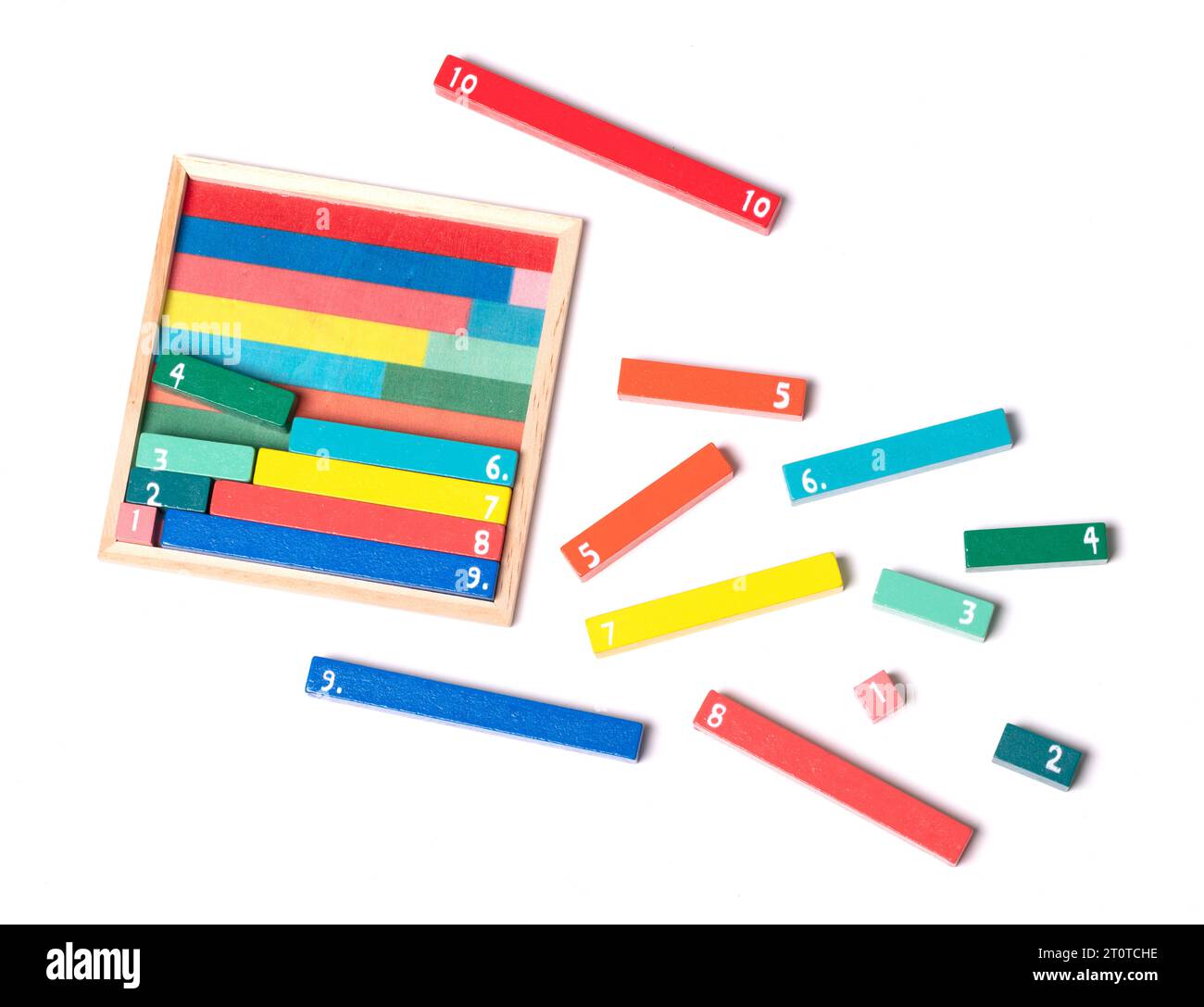 Barras de conteo de madera utilizadas para calcular las matemáticas utilizando el color y la forma en los libros de la primera escuela, amigos de diez Foto de stock