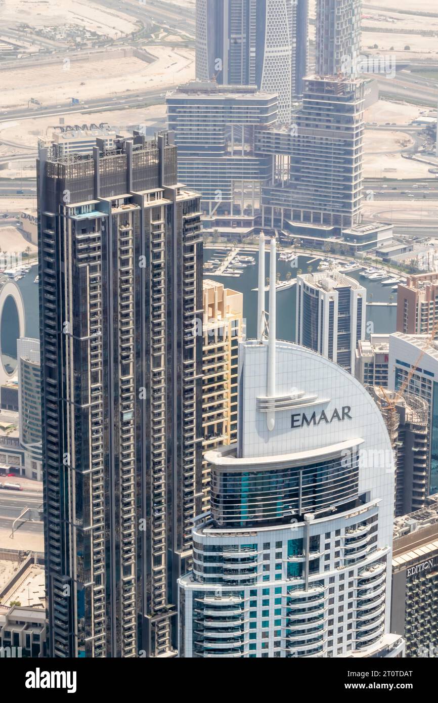 Vista aérea del centro de Dubai con una pequeña bahía portuaria y rascacielos desde el edificio más alto del mundo, Burj Khalif Foto de stock