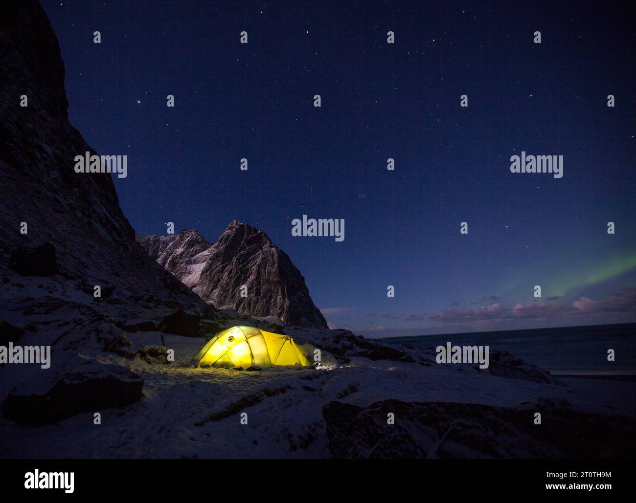 Tienda en la playa, noche en Lofoten Foto de stock