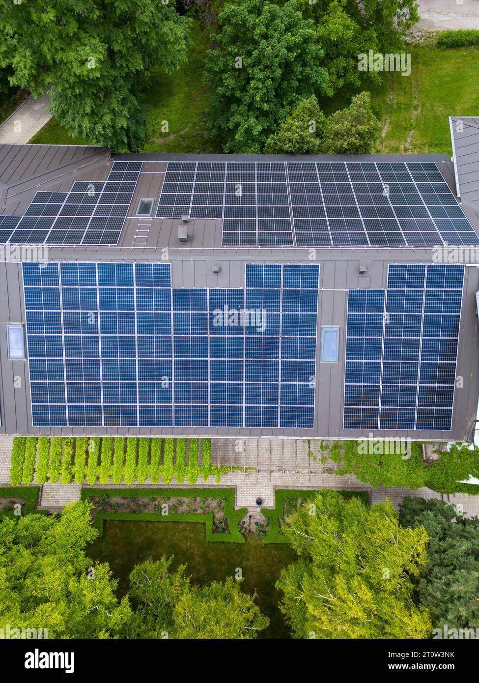 La casa moderna con un techo diseñado como un gran panel solar, que combina estilo y sostenibilidad. Su diseño elegante y funcional aprovecha el sol Foto de stock