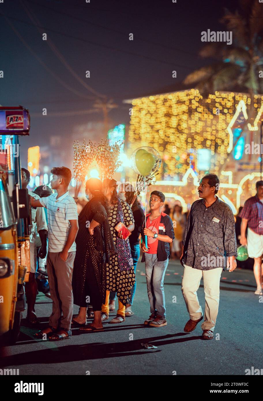 Vida nocturna en la calle en un festival de la iglesia en kerala Foto de stock