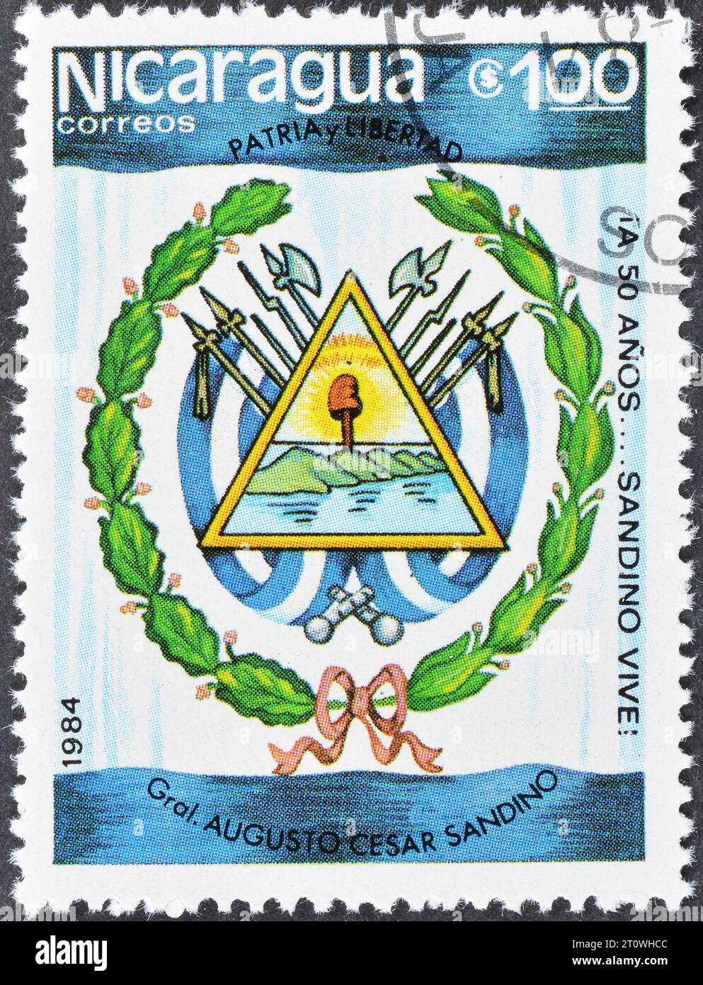 Sello postal cancelado impreso por Nicaragua, que muestra Arms, Augusto César Sandino, 50º Aniversario de la Muerte, hacia 1984. Foto de stock