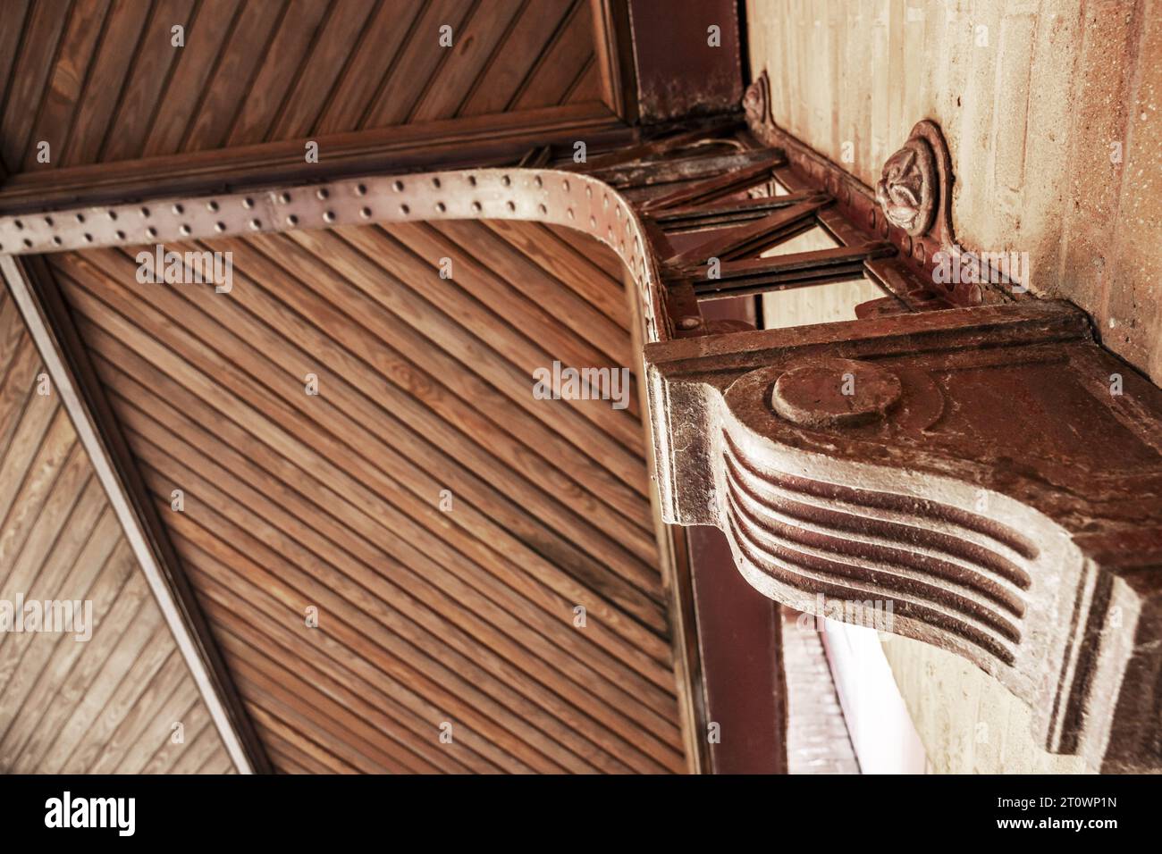 Soportes de metal vintage que soportan un techo de madera Foto de stock