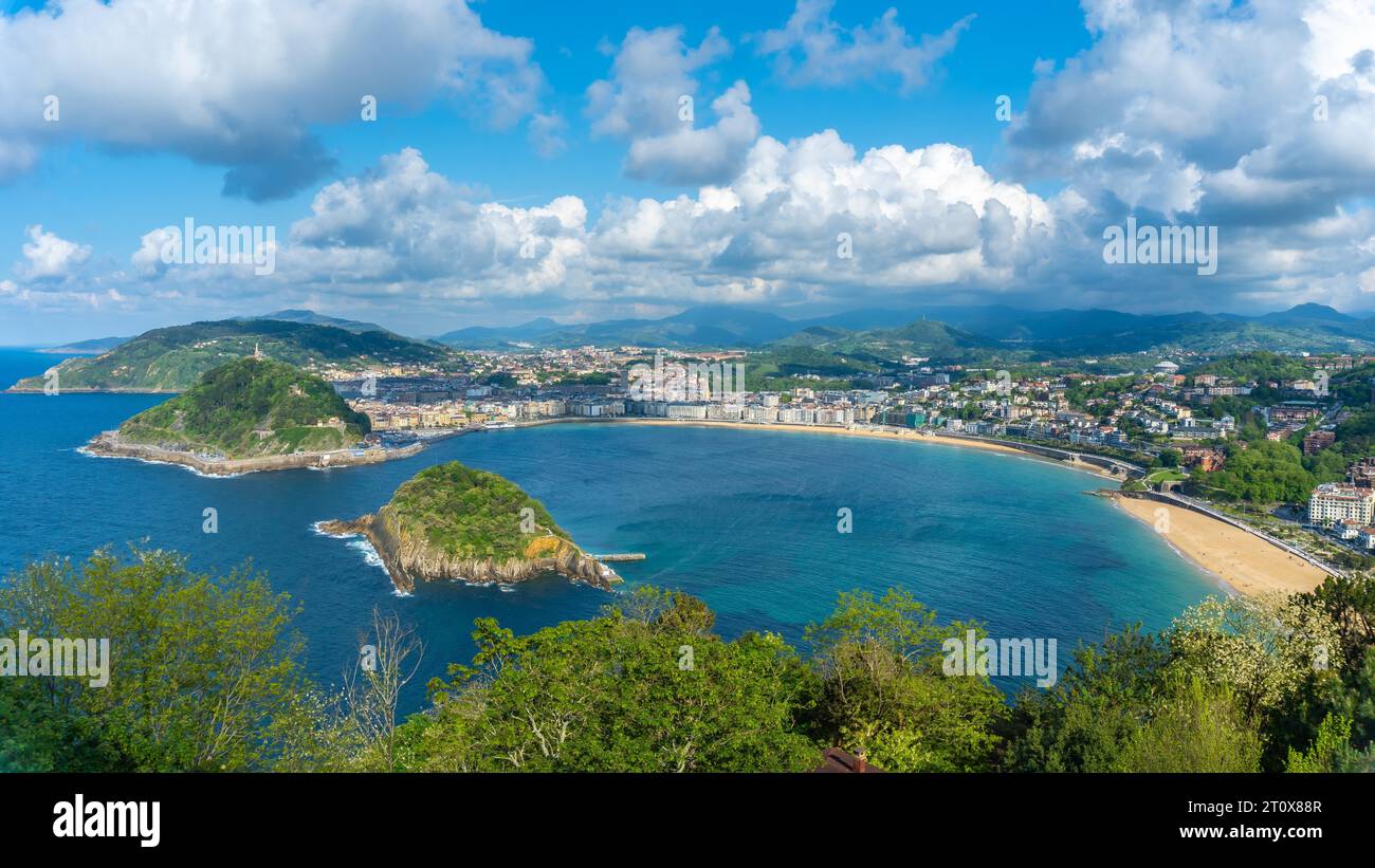 Vista panorámica de la ciudad de San Sebastián desde el Monte Igeldo, Gipuzkoa. País Vasco, España Foto de stock