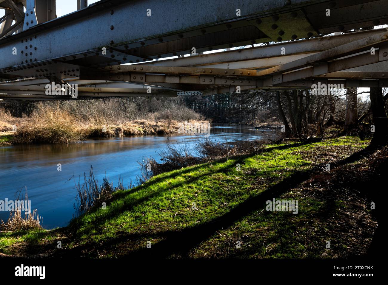 viaducto sobre el río Foto de stock