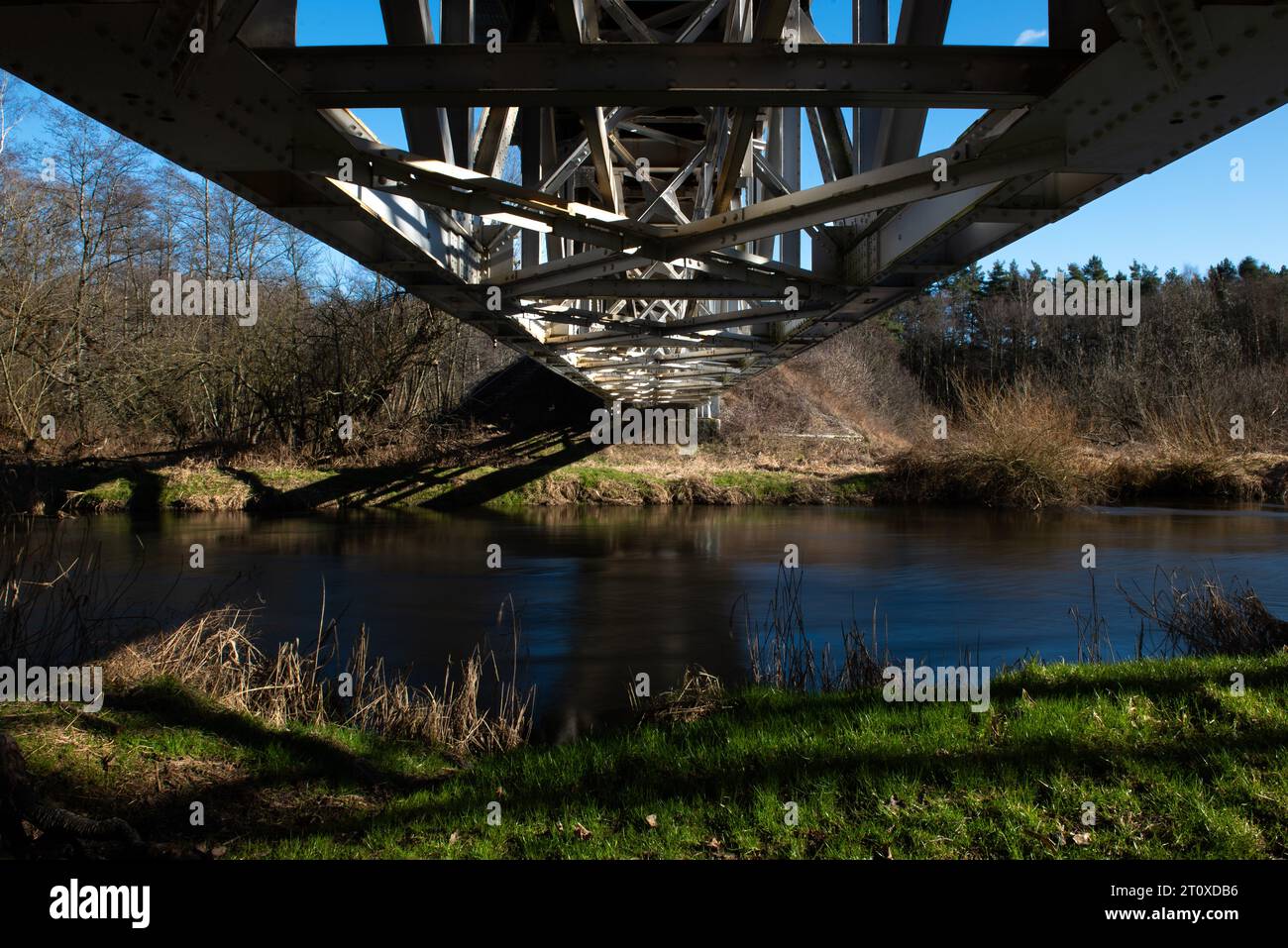 viaducto sobre el río Foto de stock