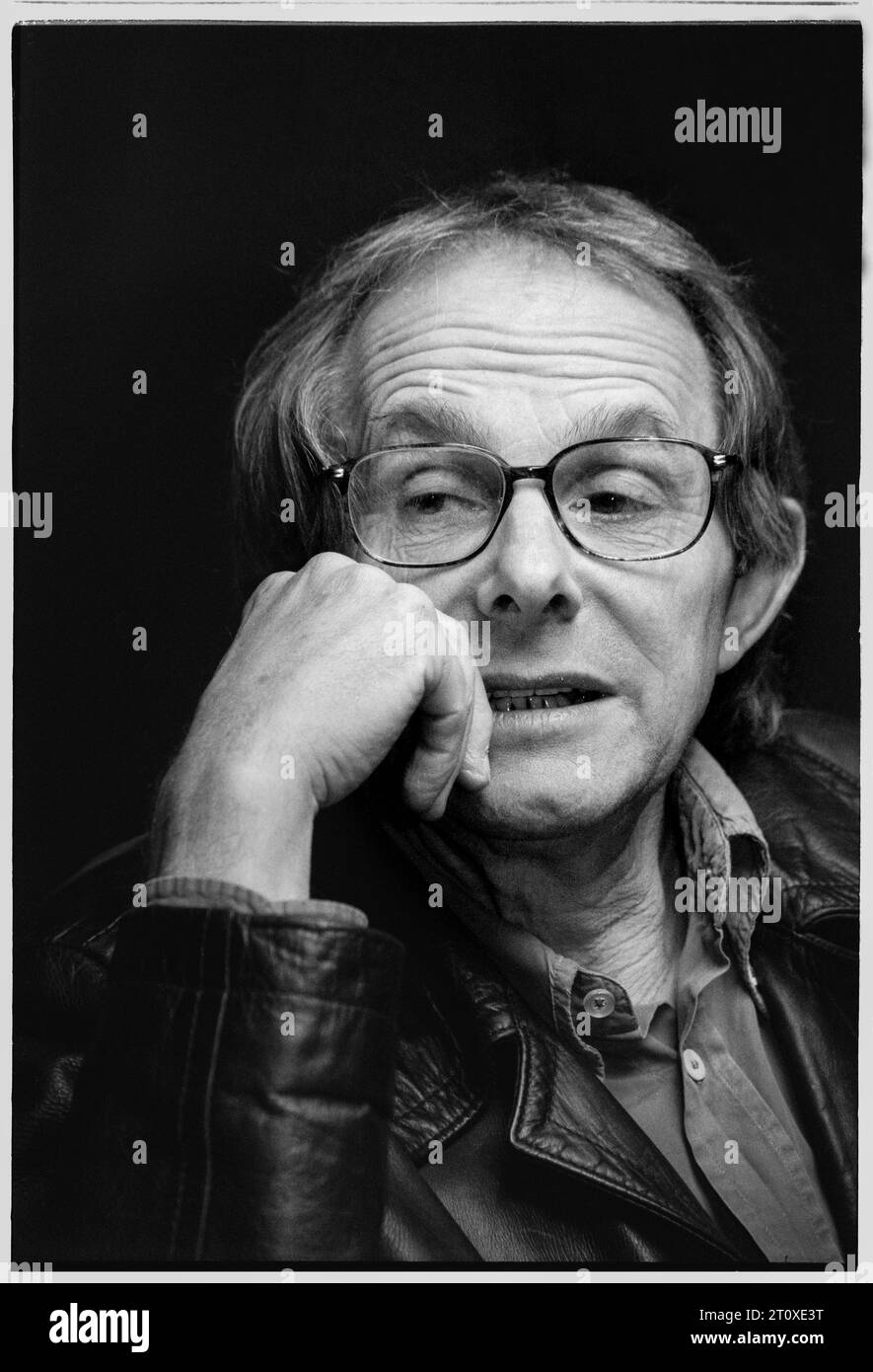 KEN LOACH, DIRECTOR, 1998: El director de cine Ken Loach en un Festival de Cine en Cardiff, Gales, Reino Unido para promocionar su película Mi nombre es Joe en agosto de 1998. Imagen: Rob Watkins. INFORMACIÓN: Ken Loach, un prolífico cineasta británico, es famoso por sus películas socialmente conscientes y políticamente cargadas. Con una carrera que abarca décadas, sus obras como 'Kes', 'El viento que sacude la cebada' y 'Yo, Daniel Blake' iluminan temas sociales, ganándole numerosos premios y reconocimiento internacional. Foto de stock