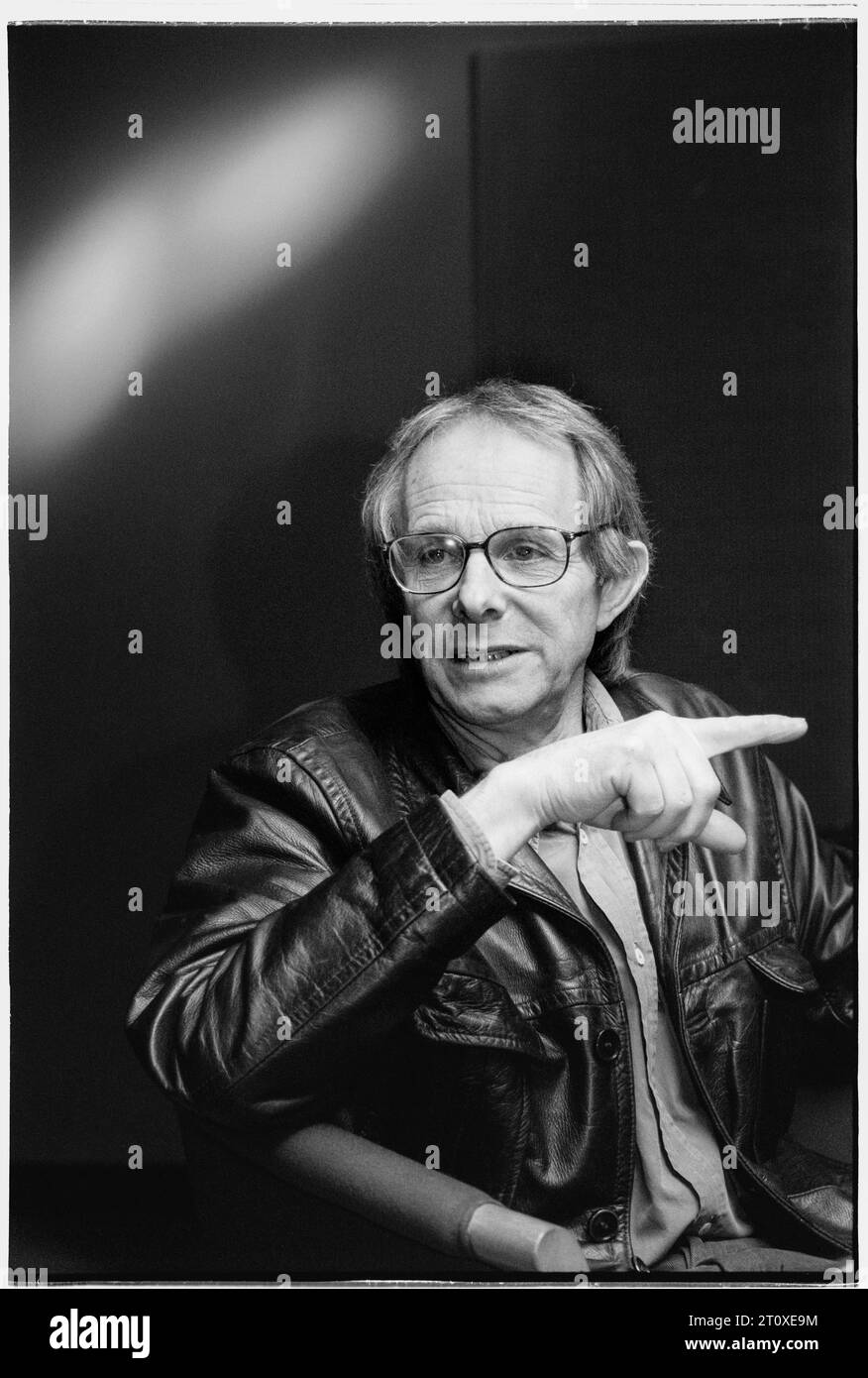 KEN LOACH, DIRECTOR, 1998: El director de cine Ken Loach en un Festival de Cine en Cardiff, Gales, Reino Unido para promocionar su película Mi nombre es Joe en agosto de 1998. Imagen: Rob Watkins. INFORMACIÓN: Ken Loach, un prolífico cineasta británico, es famoso por sus películas socialmente conscientes y políticamente cargadas. Con una carrera que abarca décadas, sus obras como 'Kes', 'El viento que sacude la cebada' y 'Yo, Daniel Blake' iluminan temas sociales, ganándole numerosos premios y reconocimiento internacional. Foto de stock