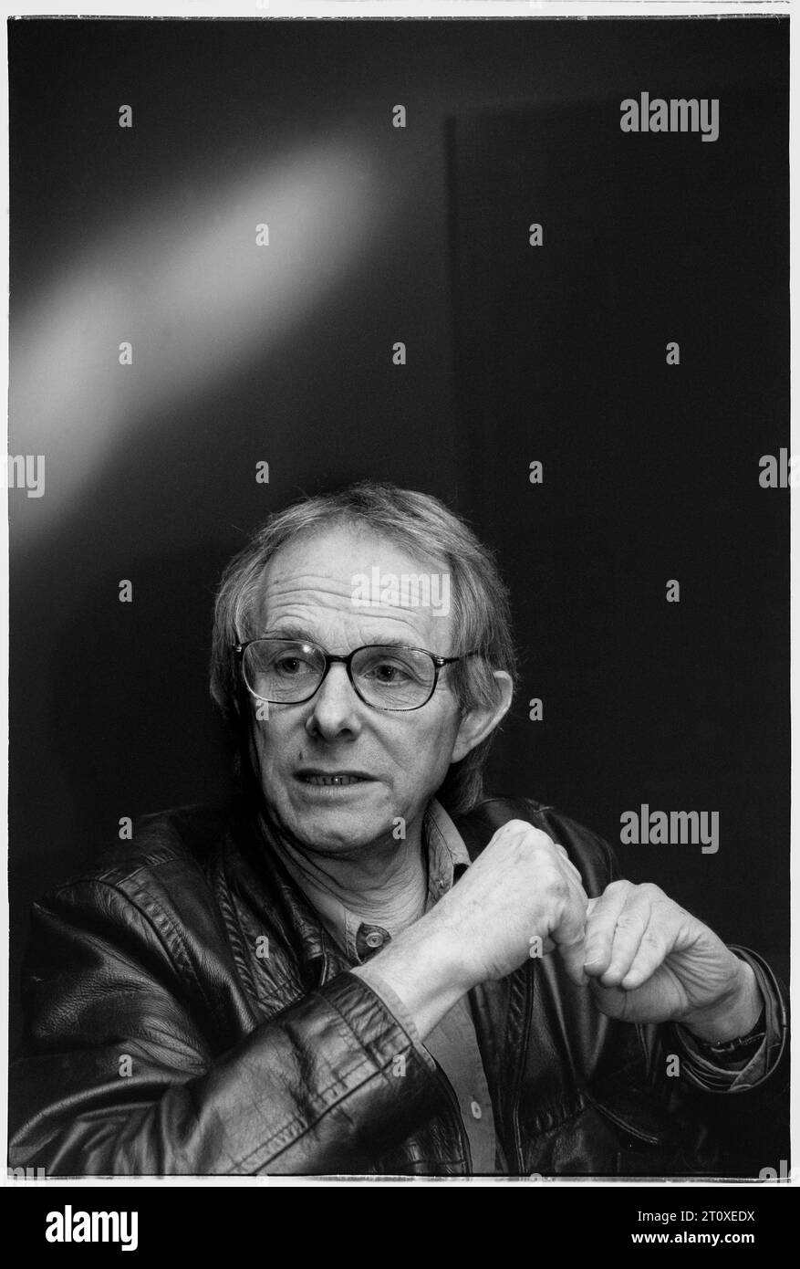 KEN LOACH, DIRECTOR, 1998: El director de cine Ken Loach en un Festival de Cine en Cardiff, Gales, Reino Unido para promocionar su película Mi nombre es Joe en agosto de 1998. Imagen: Rob Watkins. INFORMACIÓN: Ken Loach, un prolífico cineasta británico, es famoso por sus películas socialmente conscientes y políticamente cargadas. Con una carrera que abarca décadas, sus obras como 'Kes', 'El viento que sacude la cebada' y 'Yo, Daniel Blake' iluminan temas sociales, ganándole numerosos premios y reconocimiento internacional. Foto de stock