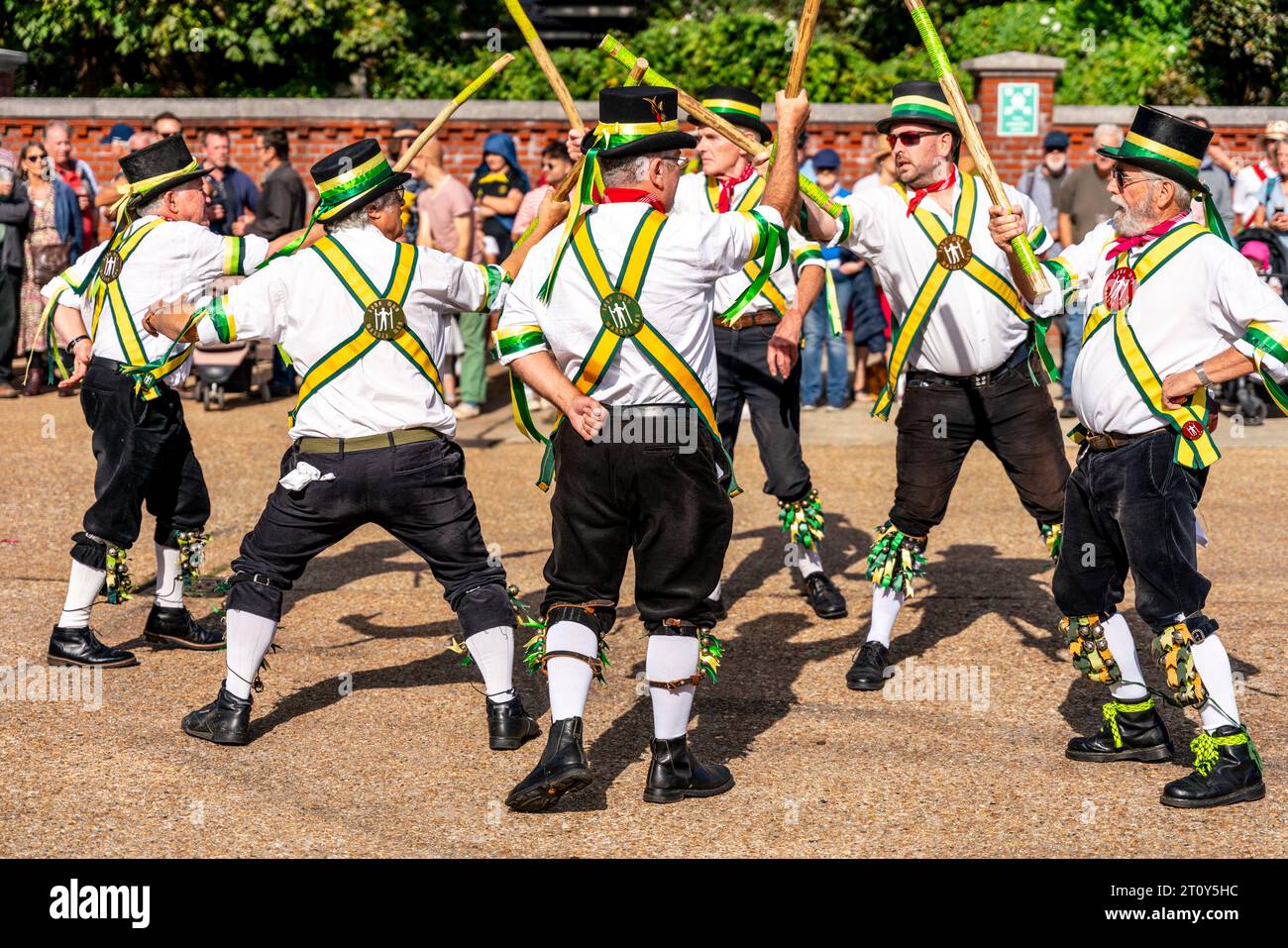 The Long Man Morris Men bailando en el evento anual 'Dancing in the Old', Lewes, East Sussex, Reino Unido Foto de stock