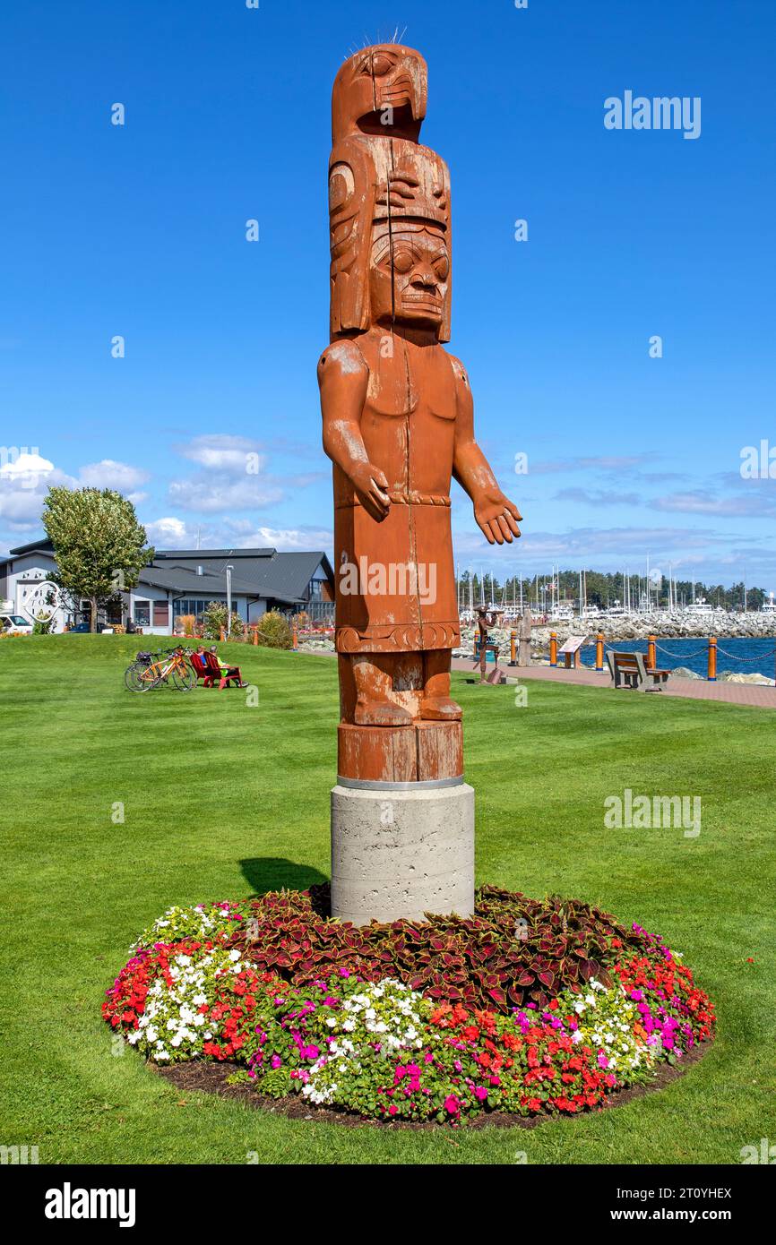 Figura de bienvenida de las Primeras Naciones en Beacon Park, Sidney, Isla de Vancouver Foto de stock