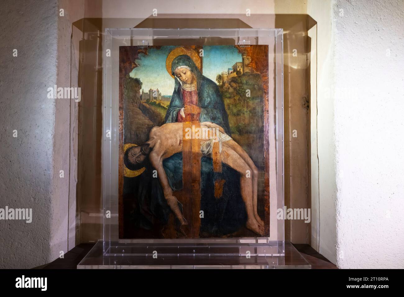 Pintura que muestra a la Virgen María acunando el cuerpo muerto de Jesús se encuentra en el bautisterio del siglo XI de la Catedral de Ventimiglia, Liguria, Italia. Foto de stock