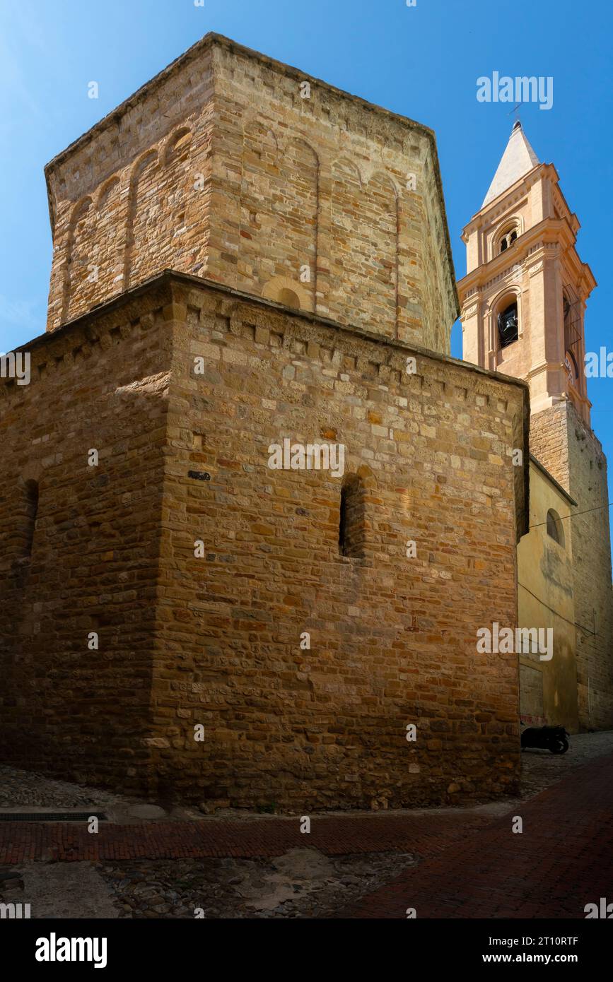 El Baptisterio octogonal del siglo XI, forma parte de la catedral románica de Ventimiglia. Liguria, Italia. Foto de stock