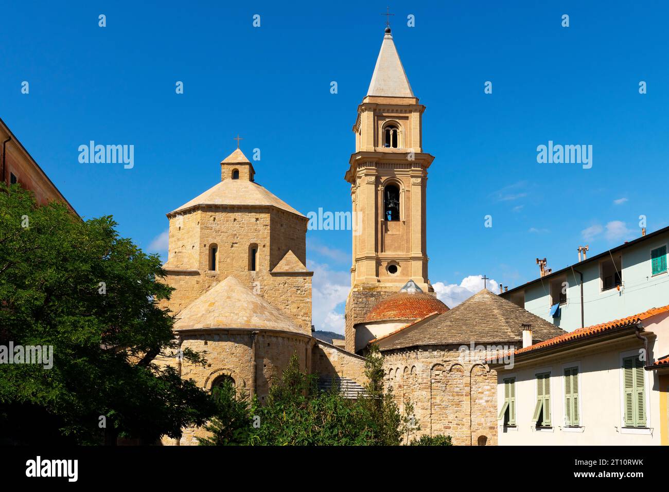 Catedral románica de Ventimiglia, dedicada a la Asunción, que data de los siglos XI - XIII. Liguria, Italia. Foto de stock