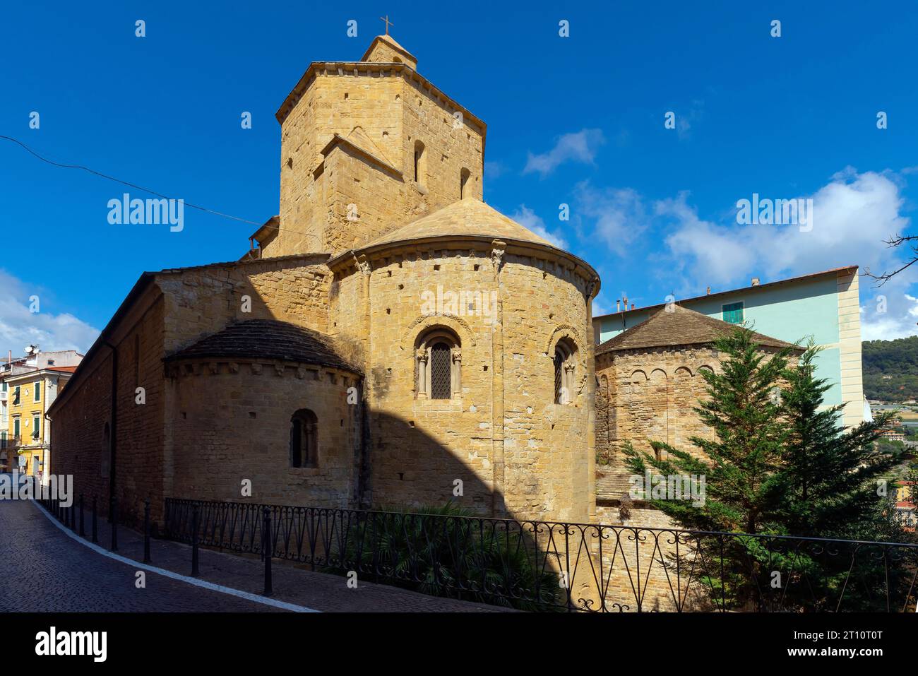 Catedral románica de Ventimiglia, dedicada a la Asunción, que data de los siglos XI - XIII. Liguria, Italia. Foto de stock