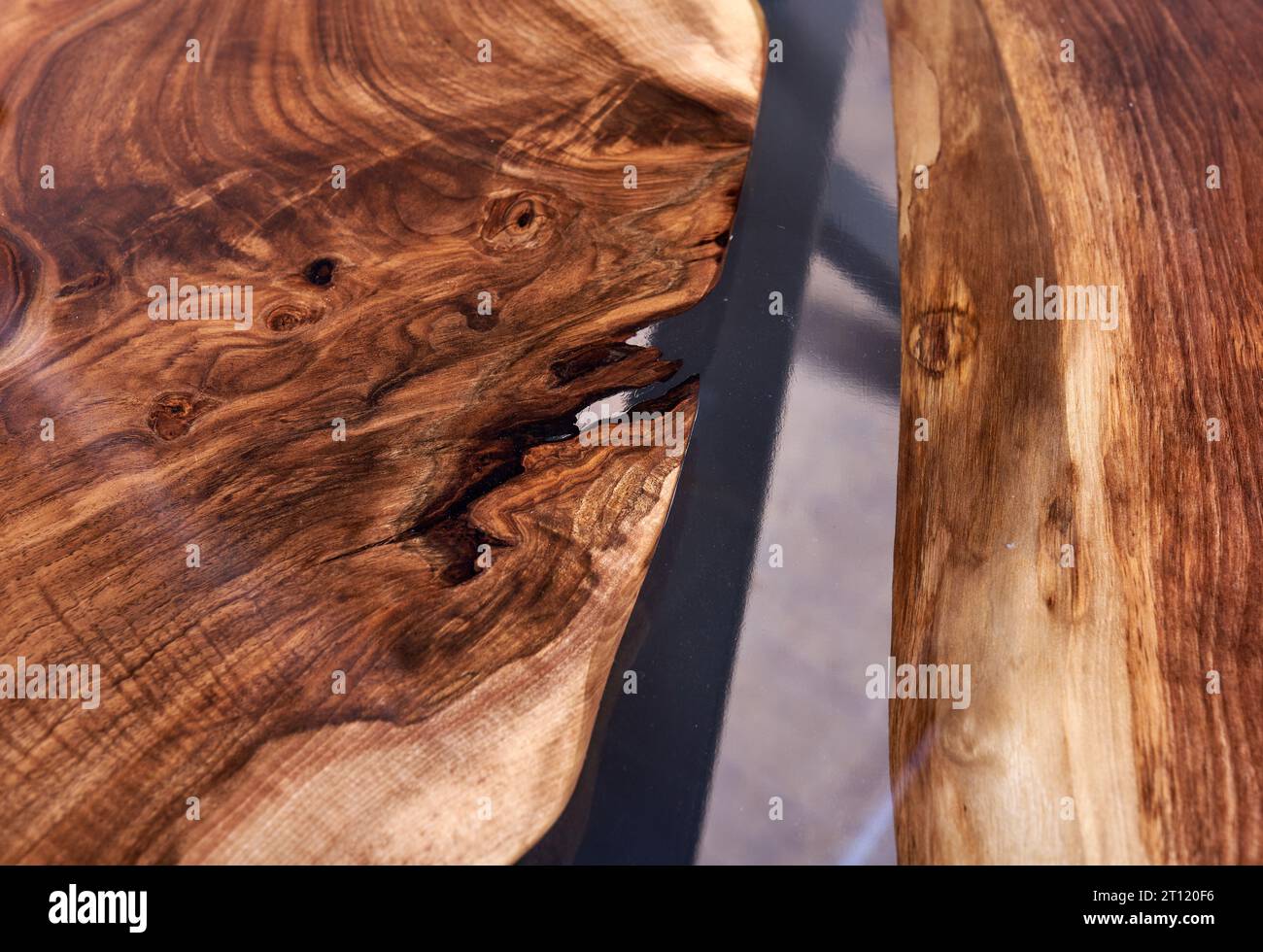 Textura de madera y resina epoxi azul.