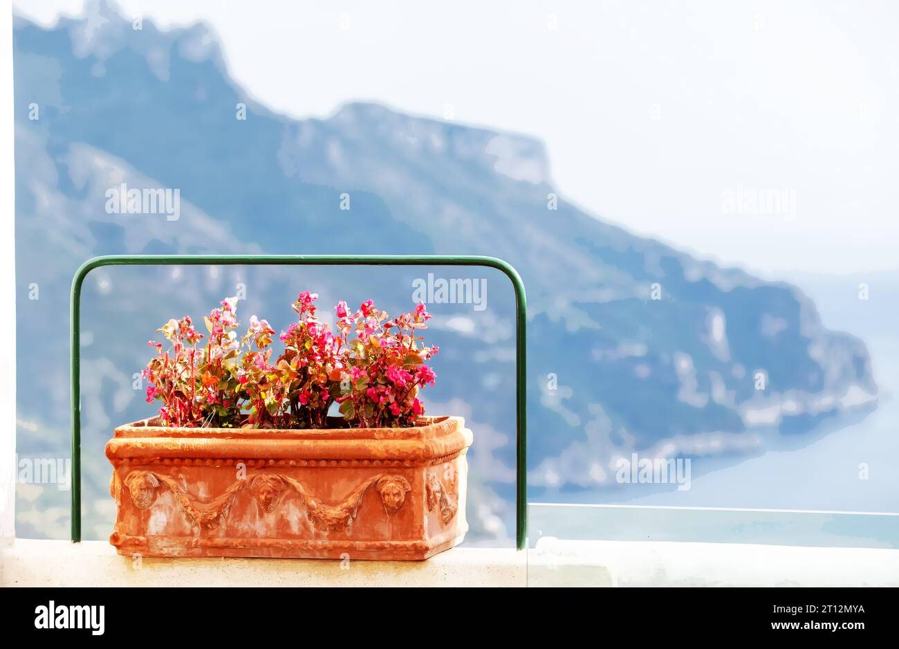 Maceta con flores y costa Amalfo y mar Mediterráneo en la distancia en Rufolo villa en el sur de Italia (región de Campania) Foto de stock