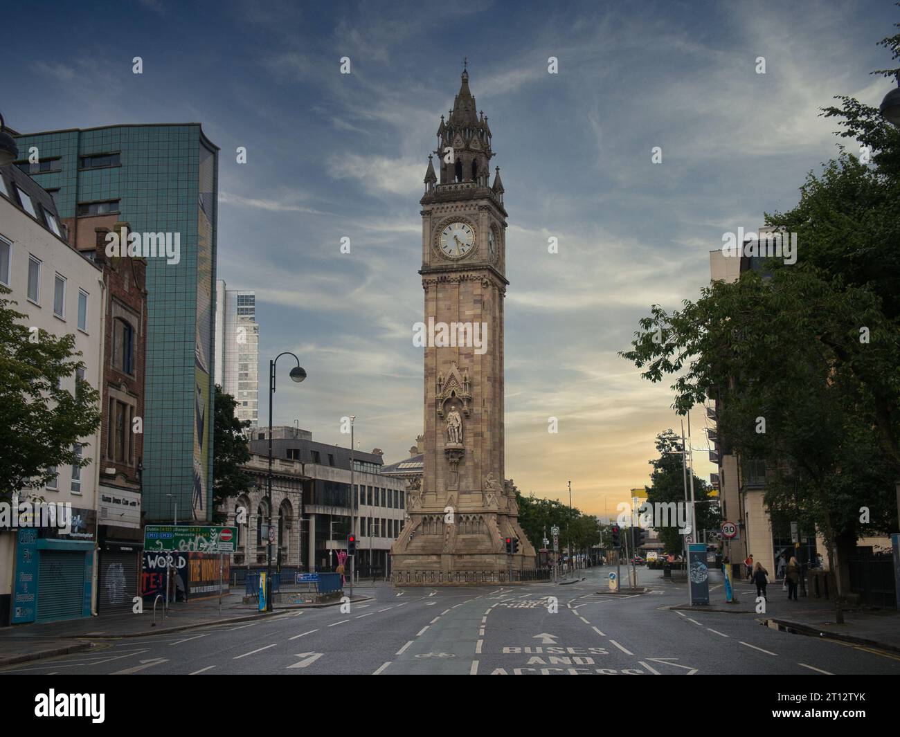Albert Memorial Clock, situado en la Plaza de la Reina en Belfast, Irlanda del Norte. Se completó en 1869 y es uno de los monumentos más conocidos de Bel Foto de stock