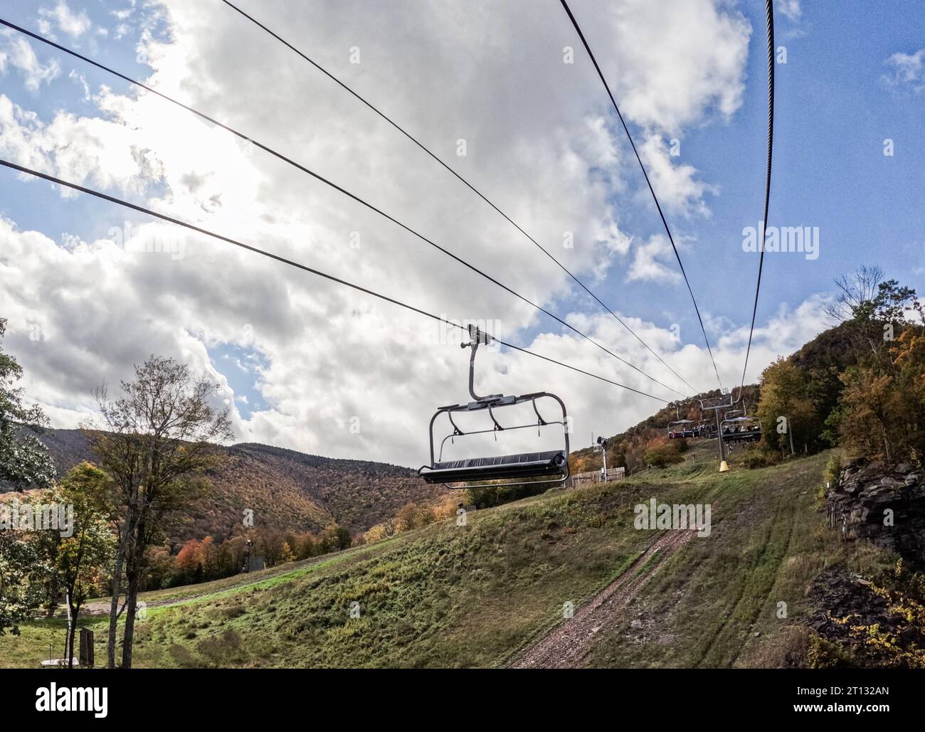 Skyride en la montaña durante el otoño Foto de stock