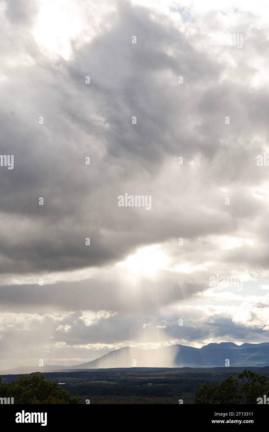 Rayos de sol en la montaña Foto de stock