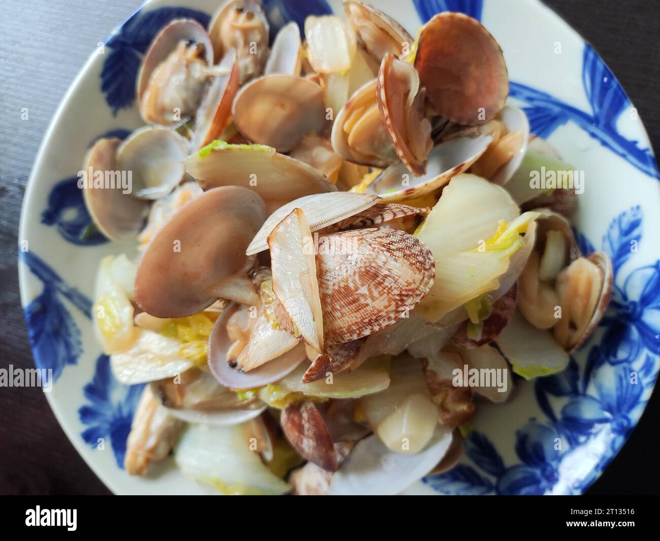 almejas estofadas con coles en el plato para comer Foto de stock
