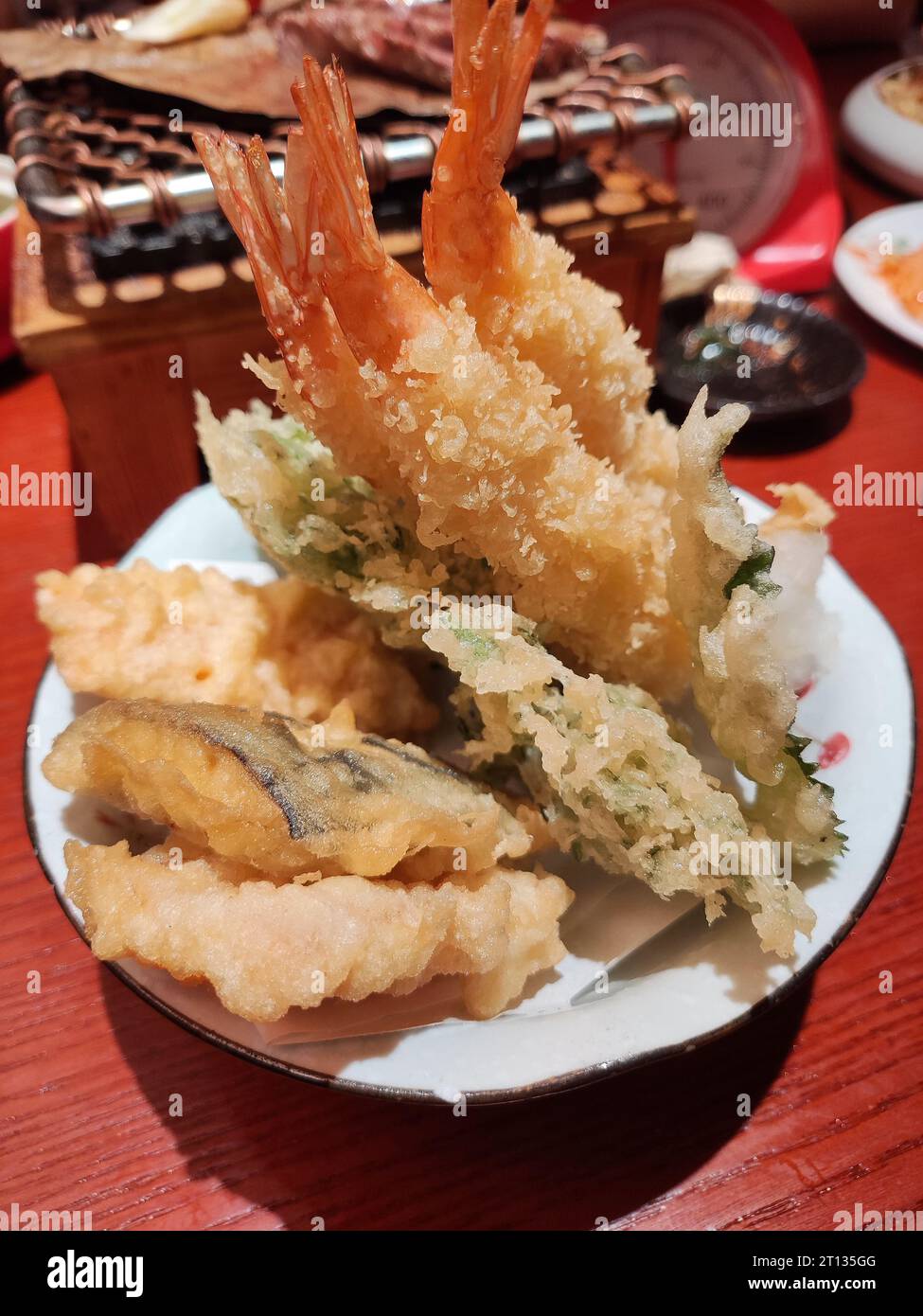 gambas fritas frescas y verduras en el tazón para comer Foto de stock