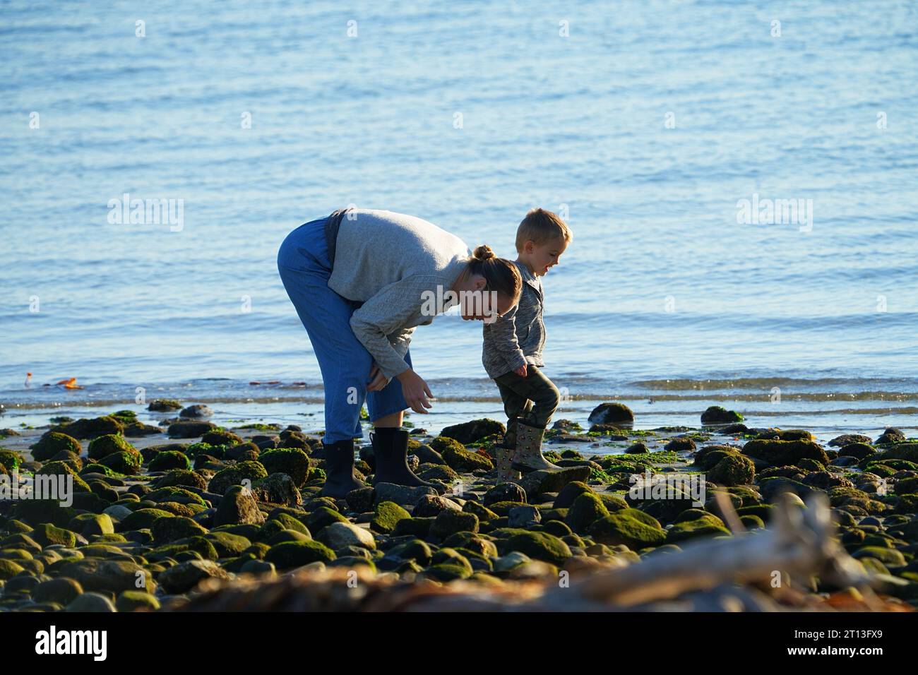 Mujer y niño en la playa Foto de stock