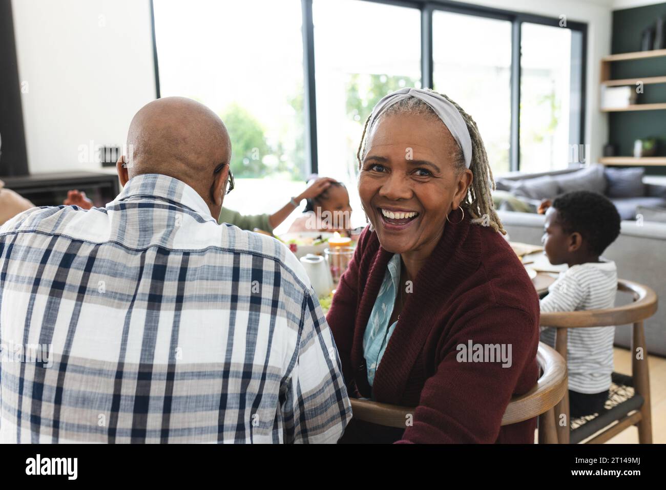 Retrato de la abuela afroamericana con la familia en la mesa de la cena de acción de gracias Foto de stock