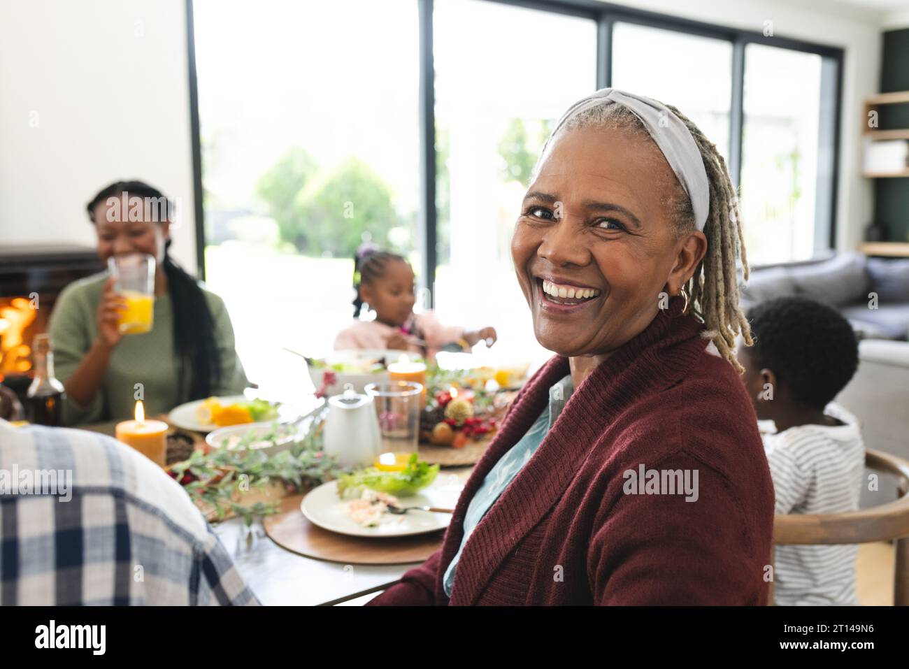 Retrato de la abuela afroamericana con la familia en la mesa de la cena de acción de gracias Foto de stock