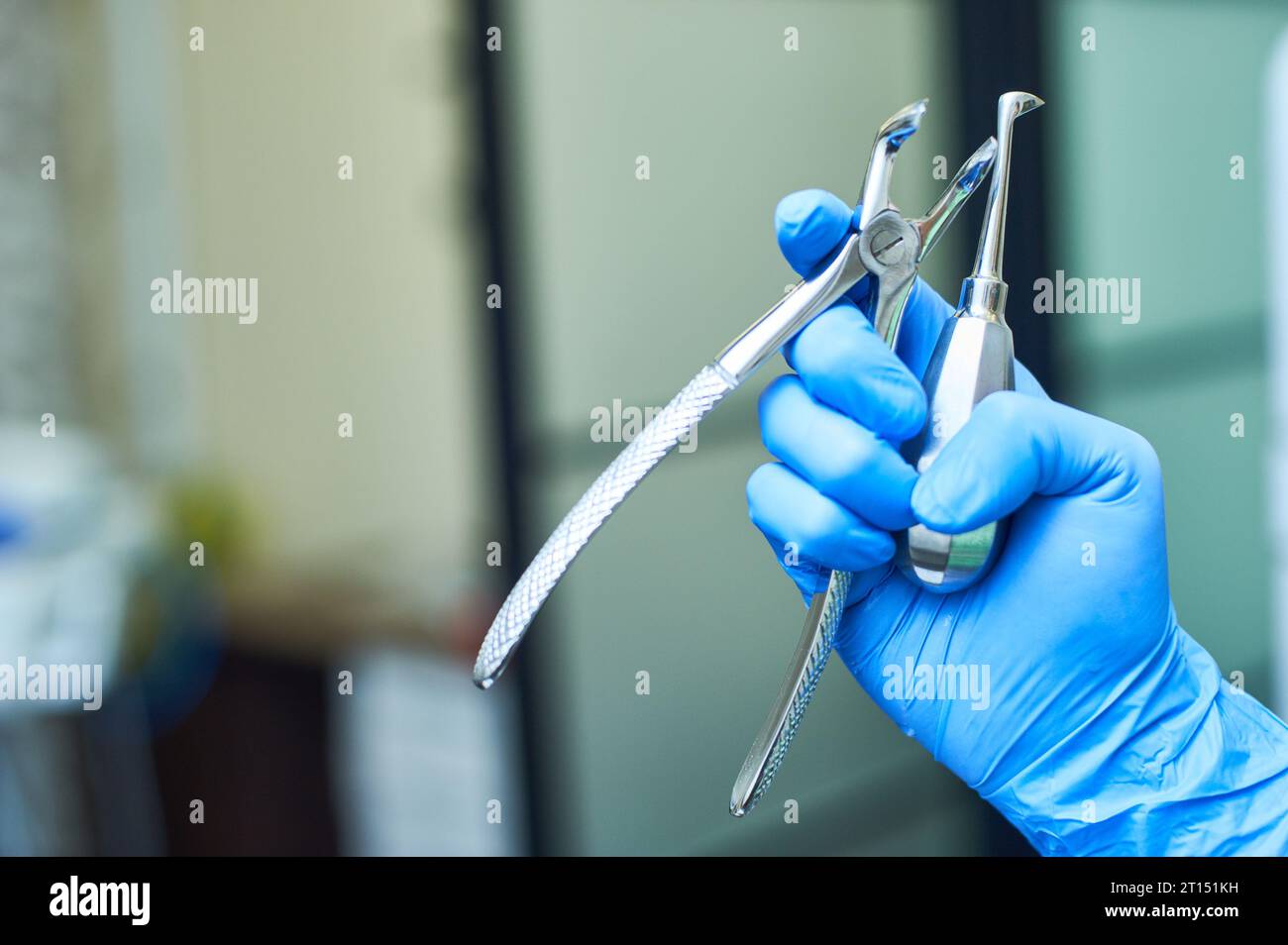 Ajuda Antiga Da Cirurgia Da Odontologia Dos Instrumentos Médicos Em Uma  Tabela De Madeira Foto de Stock - Imagem de antigo, dentista: 98248864