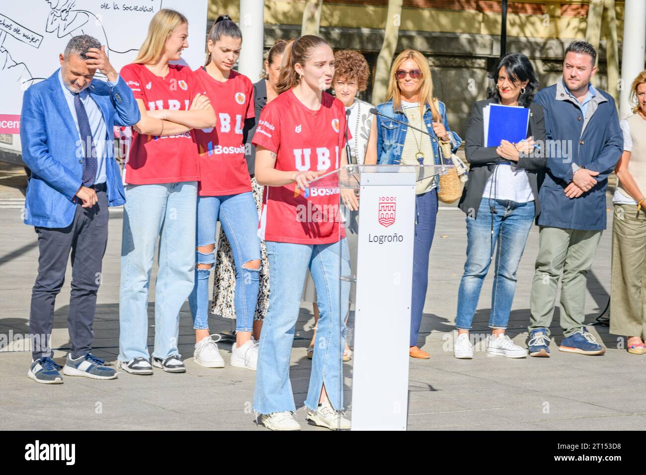 Logroño, La Rioja, España - 11 de octubre de 2023 - Rally fotográfico en memoria de las mujeres asesinadas por la violencia masculina con el alcalde Conrado Escobar y las mujeres locales Foto de stock