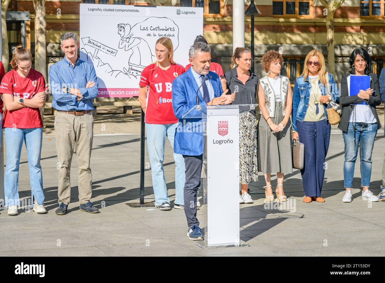 Logroño, La Rioja, España - 11 de octubre de 2023 - Rally fotográfico en memoria de las mujeres asesinadas por la violencia masculina con el alcalde Conrado Escobar y las mujeres locales Foto de stock