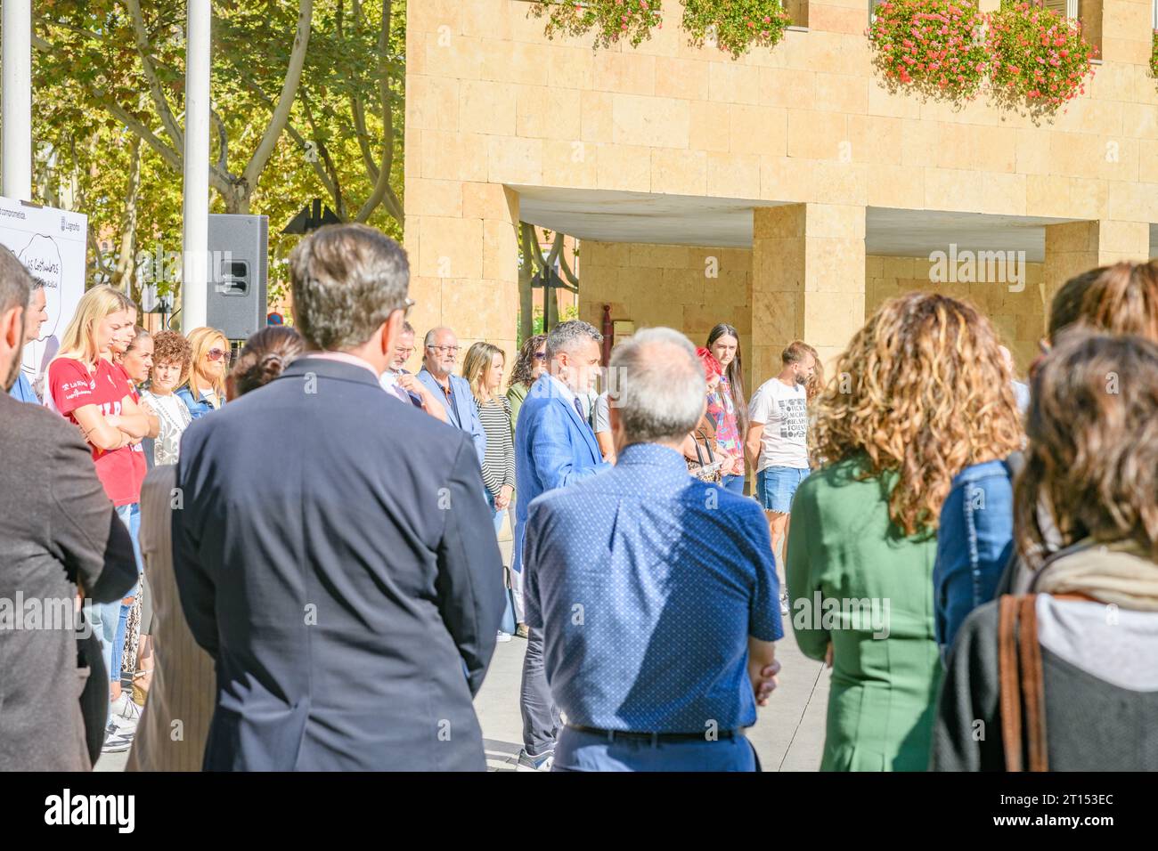 Logroño, La Rioja, España - 11 de octubre de 2023 - Rally fotográfico en memoria de las mujeres asesinadas por la violencia masculina con el alcalde Conrado Escobar y las mujeres locales Foto de stock