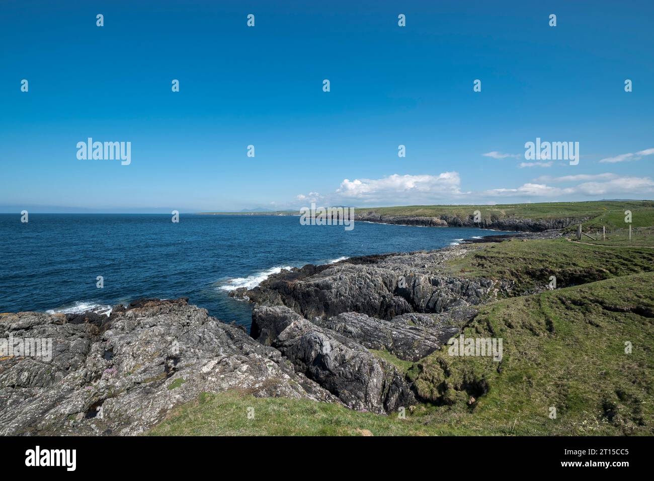 Vistas al mar irlandés desde el sendero costero de la península de LLeyn desde Porth Ferin hasta Porth Oer Foto de stock