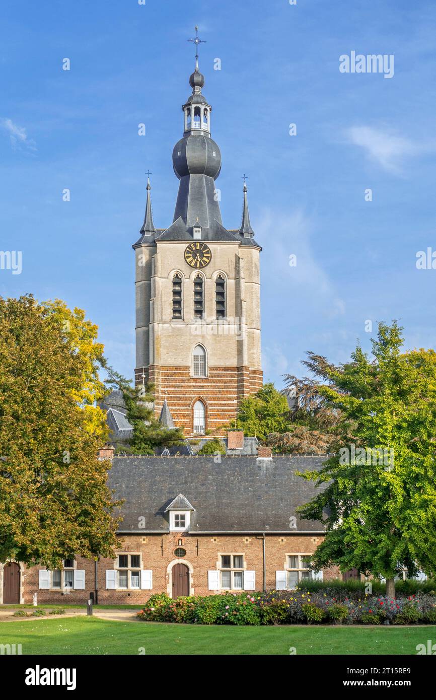 Beguinage del siglo XVII de Aarschot y Iglesia gótica brabantina del siglo XIV de Nuestra Señora / Onze-Lieve-Vrouwekerk, Brabante flamenco en Flandes, Bélgica Foto de stock