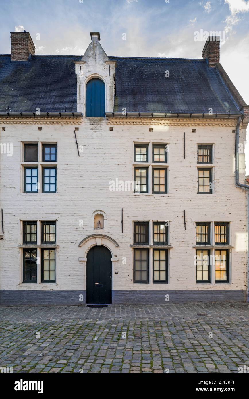 Casas blancas del siglo XVII y puerta de beguine en el Beguinage de Aarschot en Brabante flamenco en Flandes, Bélgica Foto de stock