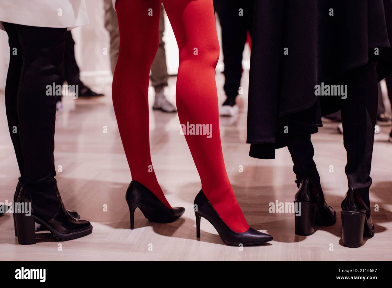 Medias rojas vestido negro fotografías e imágenes de alta