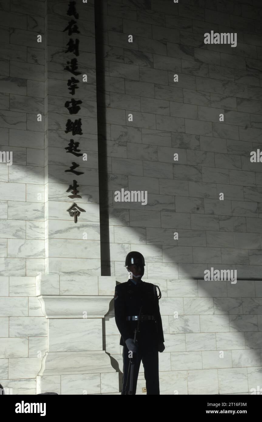 Guardia Ceremonial de Servicio en Chiang Kai-shek Memorial Hall, Taipei, Taiwán. Foto de stock