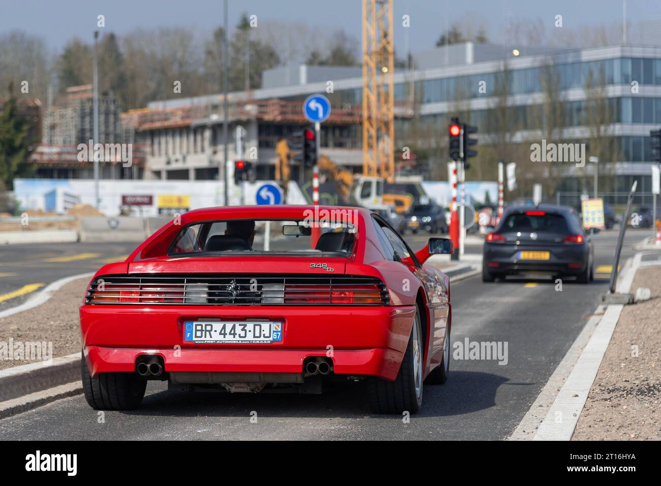 Rojo Ferrari 348 TB conduciendo en la carretera Foto de stock