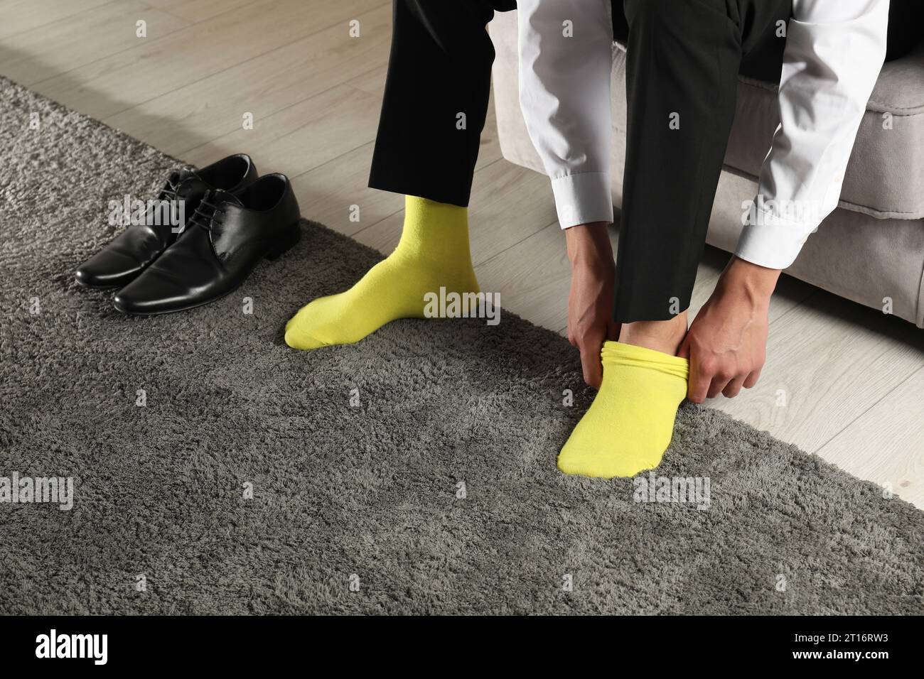 El hombre lleva zapatos. Calcetines amarillos Fotografía de stock - Alamy