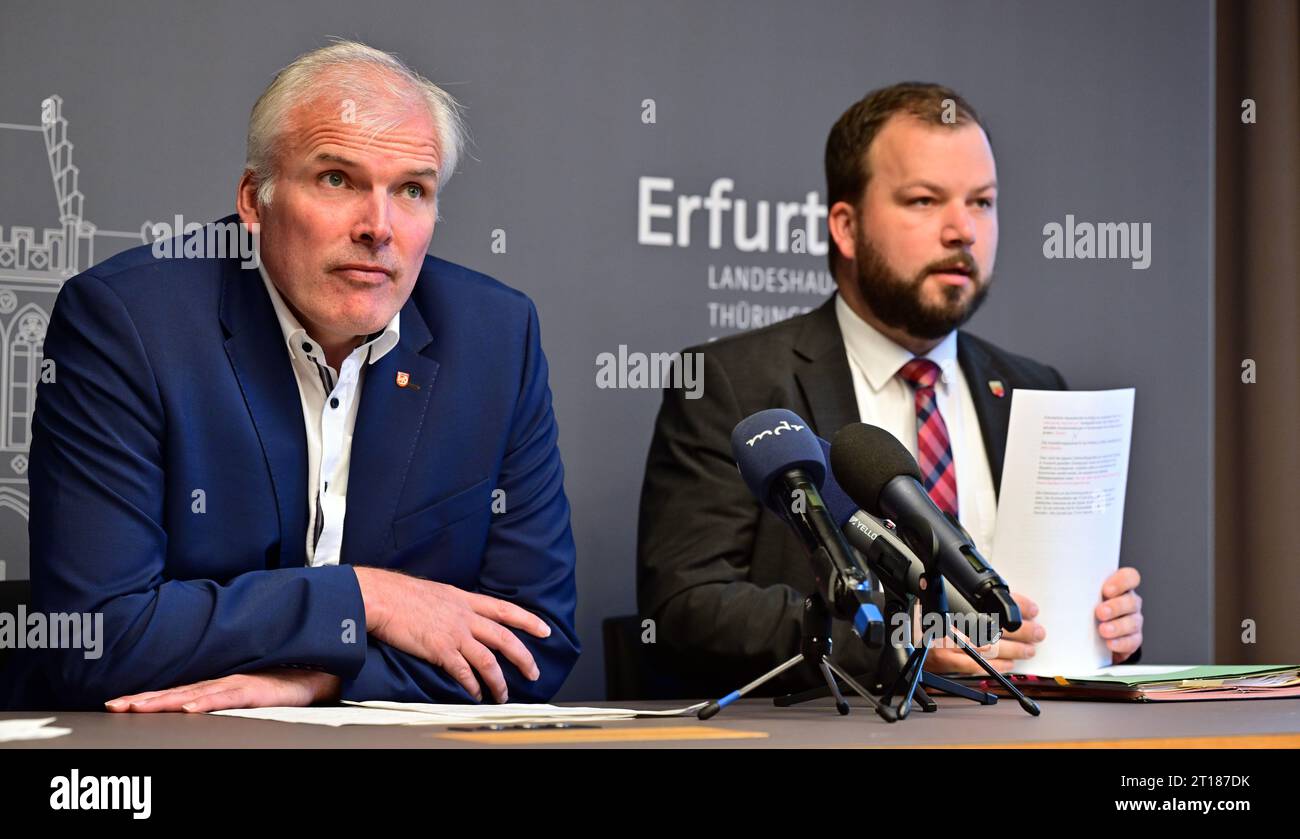 Erfurt, Alemania. 12 de octubre de 2023. Andreas Bausewein (l., SPD), alcalde de Erfurt, y Onno Eckert (r., SPD), administrador de distrito del condado de Gotha, presentan un documento de posición sobre la situación actual de los refugiados en el Ayuntamiento de Erfurt. El documento de posición proviene de los consejos de condado de Turingia y el alcalde de Erfurt y se dirige al ministro de migración de Turingia. Crédito: Martin Schutt/dpa/Alamy Live News Foto de stock