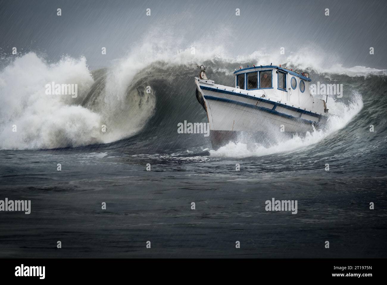 Barco de pesca navegando a través de una ola en mares agitados, EE.UU. Foto de stock